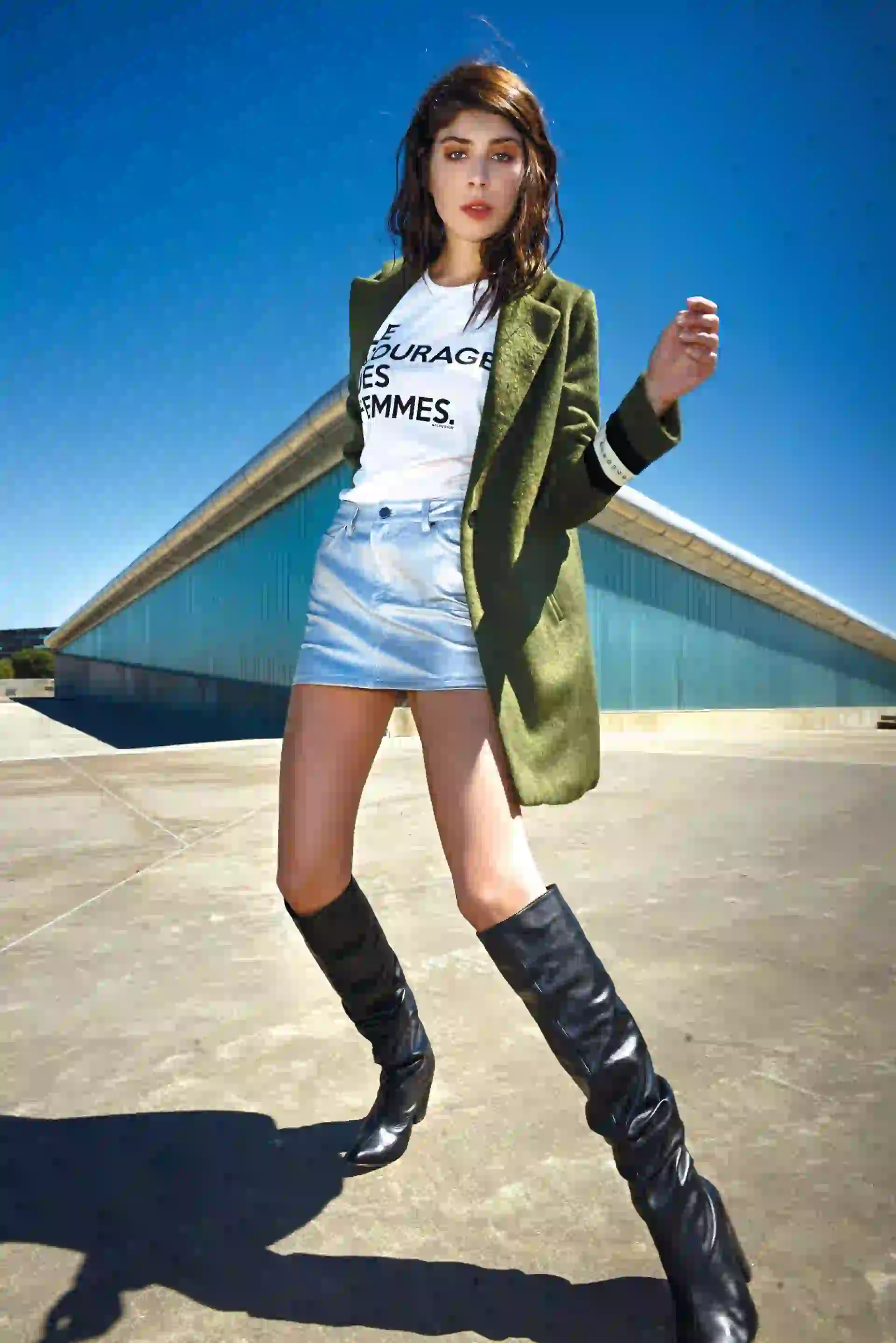 Bucaneras de cuero ($ 6.990, Allô Martínez), tapado ($ 8.800, Kosiuko), remera con inscripción ($ 869, Melocotón) y mini de cuero metalizada ($ 2.200, Rapsodia). (Foto: Conejo Collins/ Para Ti)