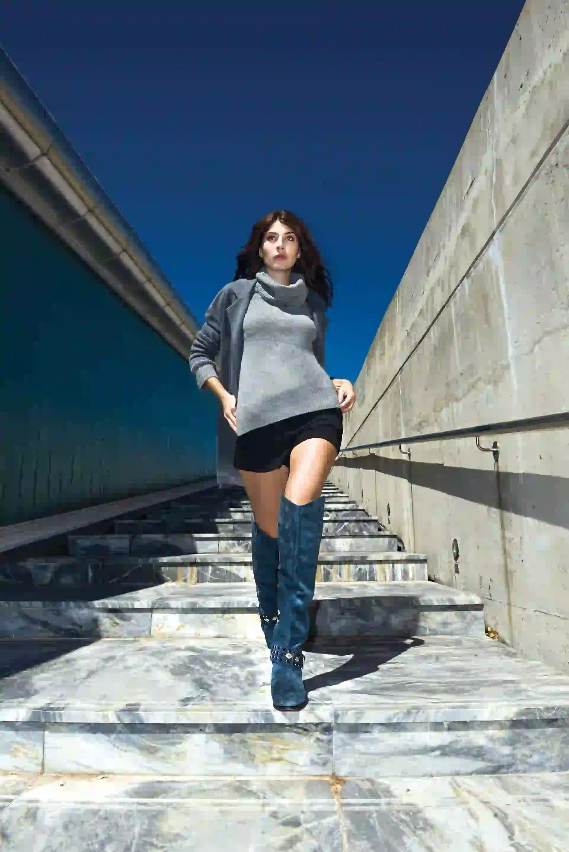 Bucaneras de gamuza con hebilla y tachas ($ 6.675, The Bag Belt), tapado de algodón ($ 3.755, Mirta Armesto), polera tejida ($ 3.900, Vitamina) y short ($ 1.749, Melocotón). (Foto: Conejo Collins/ Para Ti)