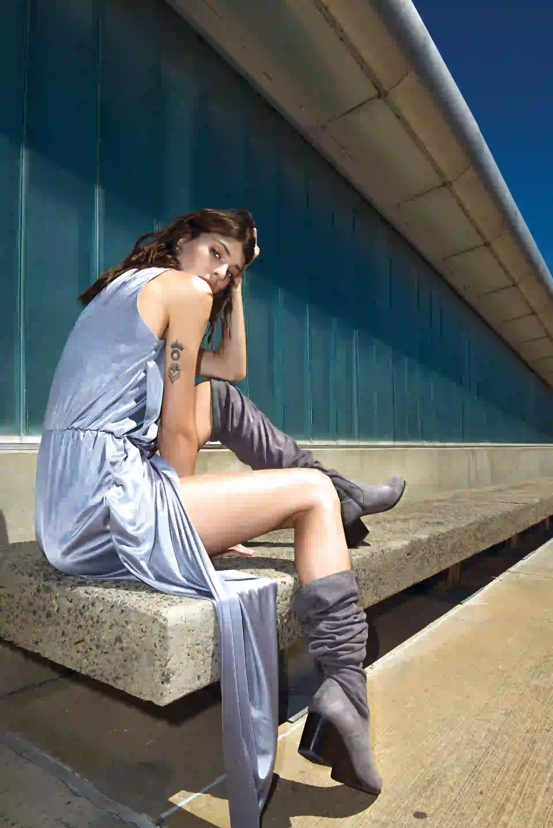 Bucaneras de gamuza ($ 3.900, a pie) y vestido irregular ($ 2.900, Clara Ibarguren). (Foto: Conejo Collins/ Para Ti)