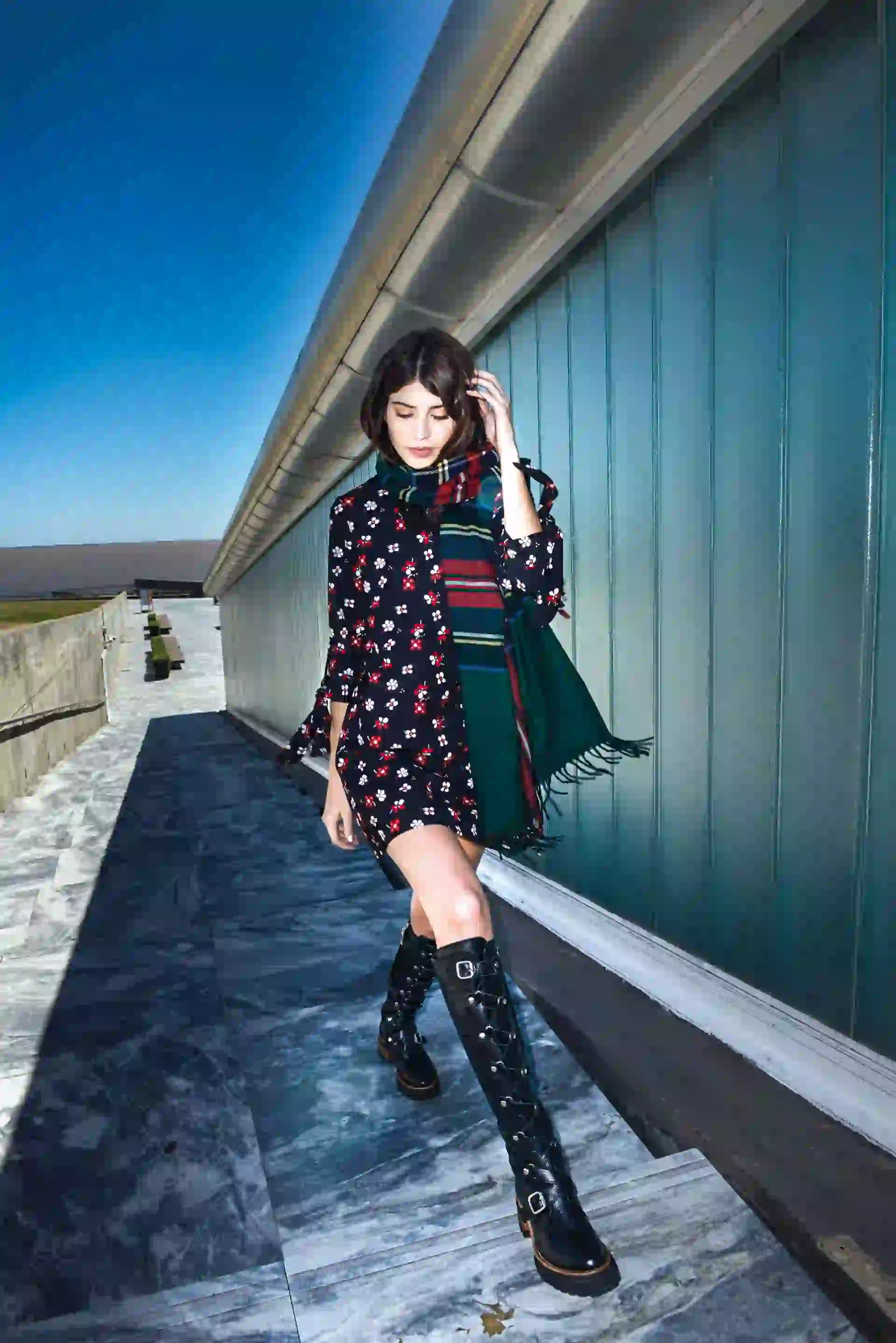 Botas de cuero con hebillas ($ 5.590, Prüne), vestido con flores ($ 2.800, Kosiuko) y pashmina escocesa ($ 949, Yagmour). (Foto: Conejo Collins/ Para Ti)