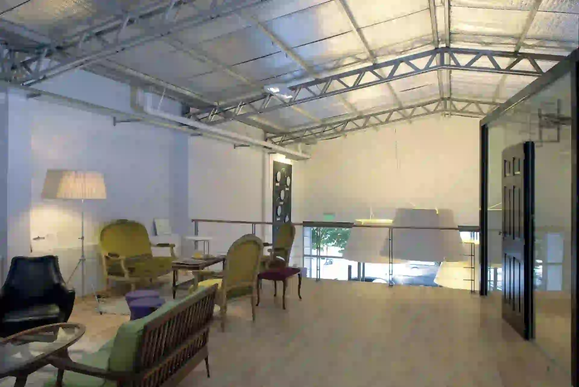 URBAN STATION Open space, $ 85 la hora. Prepaga de 5 horas, $ 290 y de 40, $ 2.800. Mensual, $ 3.600 + IVA. Una sala para 8 personas por 4 horas, $ 2.220.