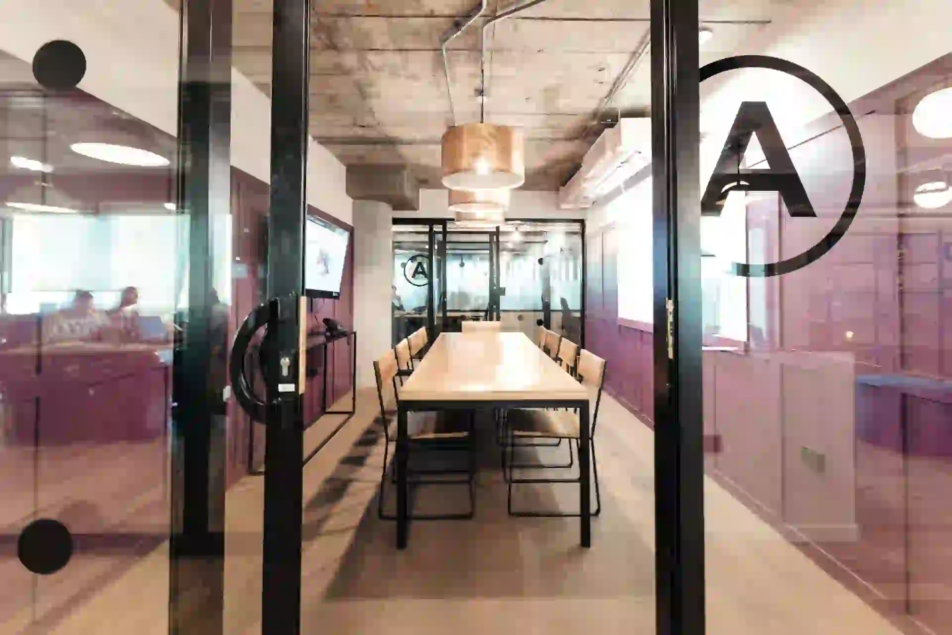 WeWork. Oficina privada, desde $ 3.700 por mes. Escritorio personal desde $ 4.400. Hot desk desde $ 4.200.