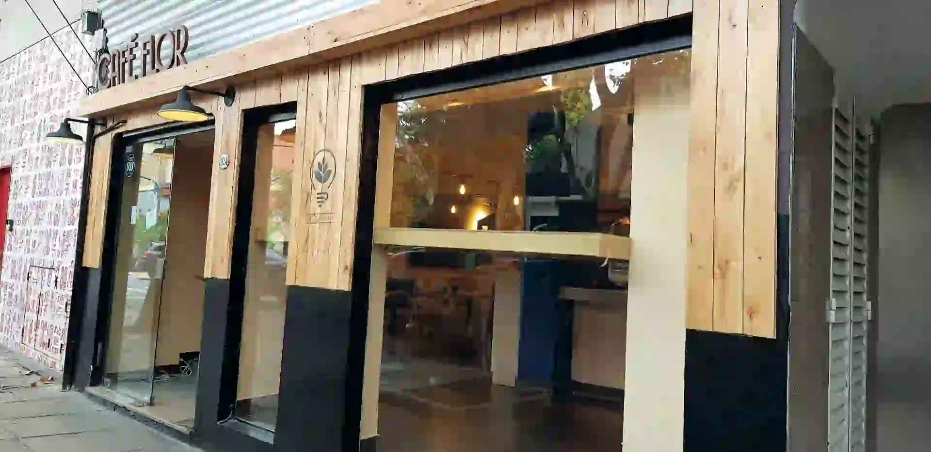 CAFÉ FLOR xBuen café y servicios que pagás por hora. 1 hora, $ 100; 3 horas $ 250; 1 día, $ 450.