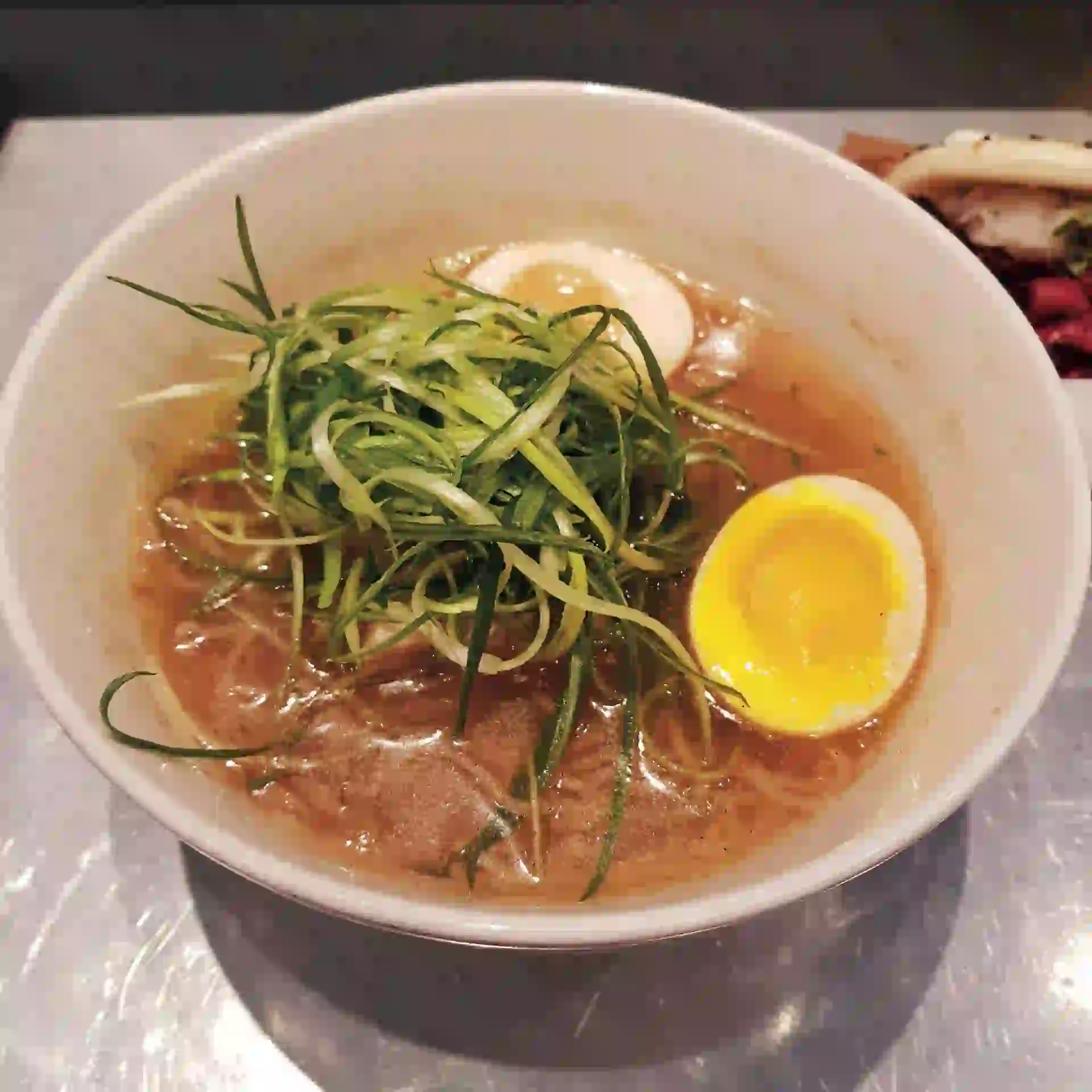 La versión al paso de Ivan Ramen, Ivan Ramen Slurp en 600 11th Ave. Riquísimo y con todas las indicaciones de cómo sorber fideos y disfrutar.