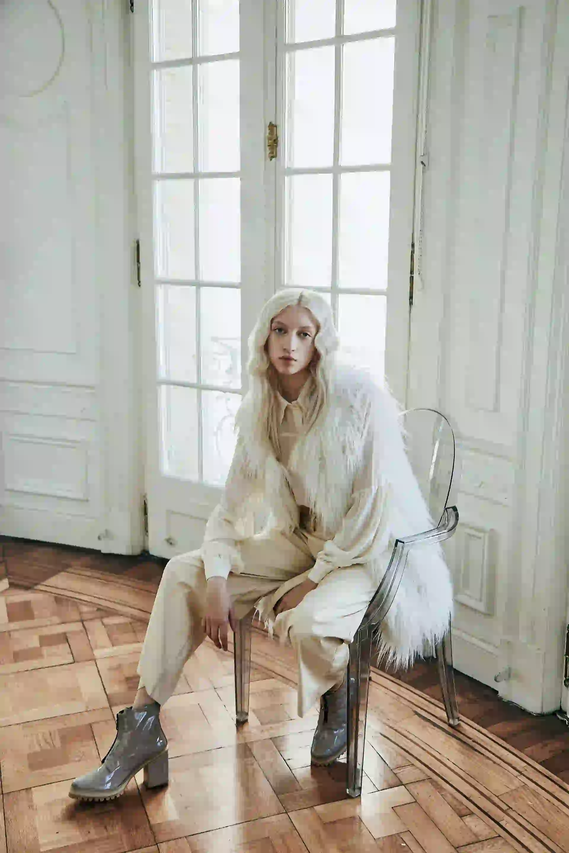 Chaleco de símil piel (India Style), camisa de seda ($ 2.187, La Cofradía) y pantalón de símil cuero ($ 7.320, Mishka). Botas ($ 4.480, Vitamina). (Foto: Chino Toccalino/ Para Ti)