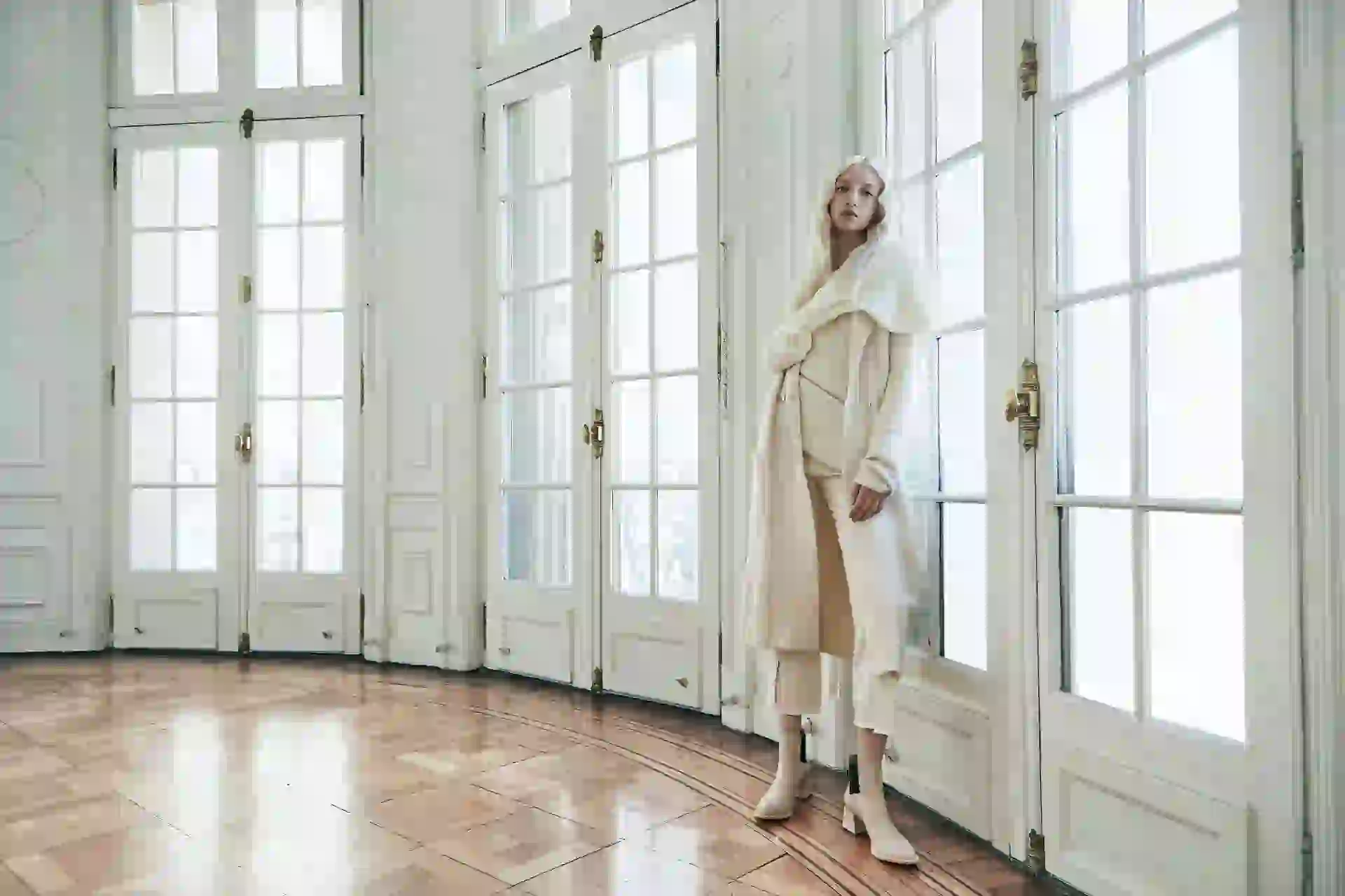 Tapado de lana y jean con tajos ($ 4.800 y $ 2.600, Kosiuko), suéter con cierre ($ 3.200, Markova). Sobre el tapado, suéter ($ 1.390, Complot). Botinetas ($ 4.490, Blaquè). (Foto: Chino Toccalino/ Para Ti)