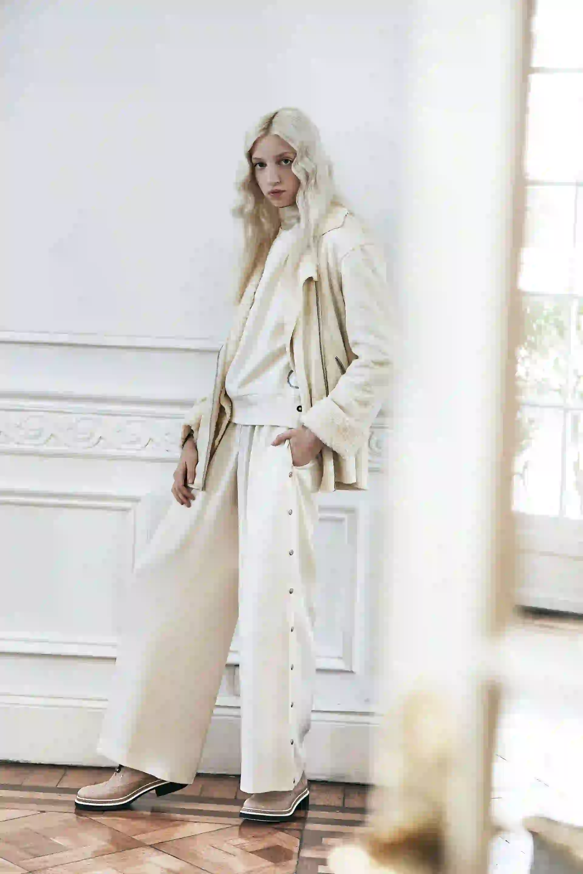 Campera de cuero y piel (Vitamina), polera de algodón ($ 730, Estancias), buzo (Calvin Klein), pantalón con broches ($ 2.690, Las Pepas) y acordonados ($ 3.290, Blaquè). (Foto: Chino Toccalino/ Para Ti)