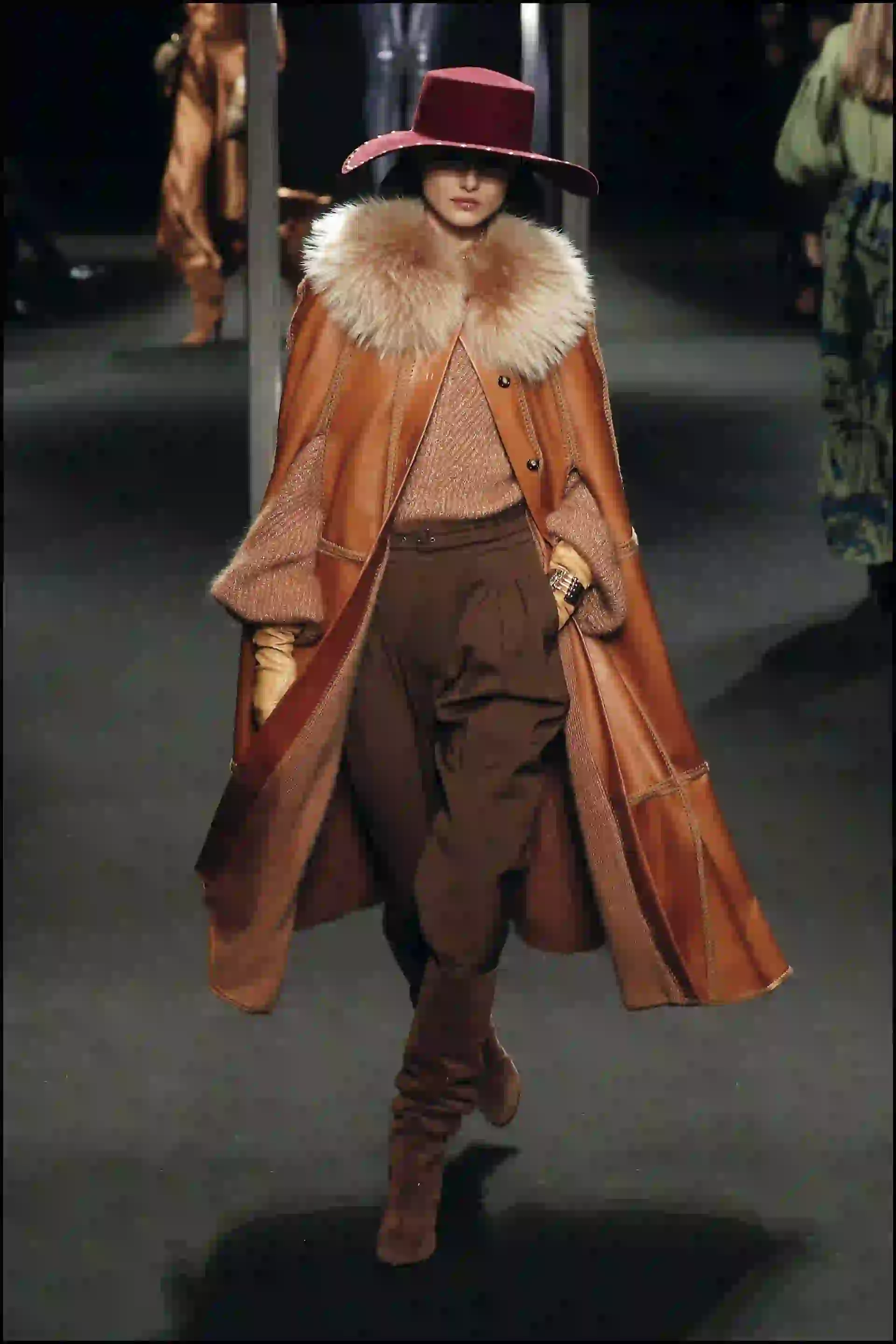 Tuvo una impronta ochentosa a través de cinturas marcadas y hombros anchos.