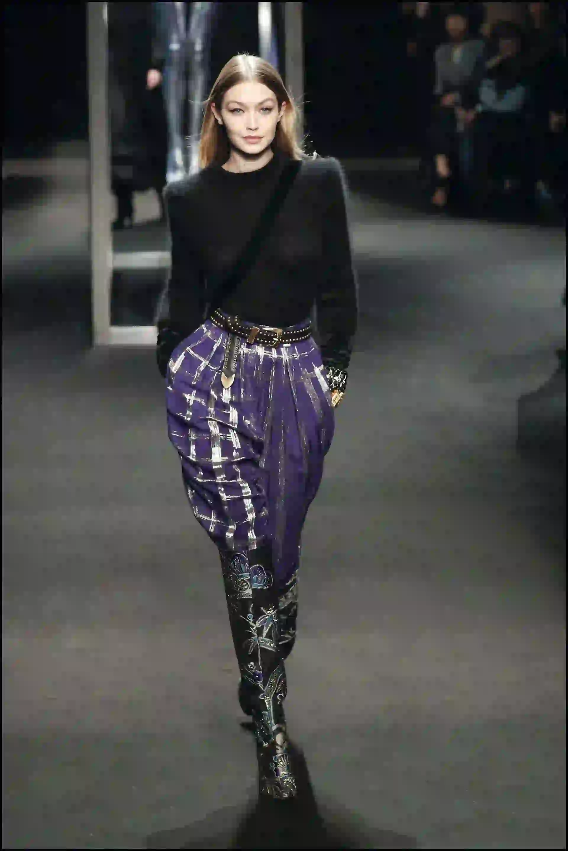 Gigi Hadid. Tuvo una impronta ochentosa a través de cinturas marcadas y hombros anchos.