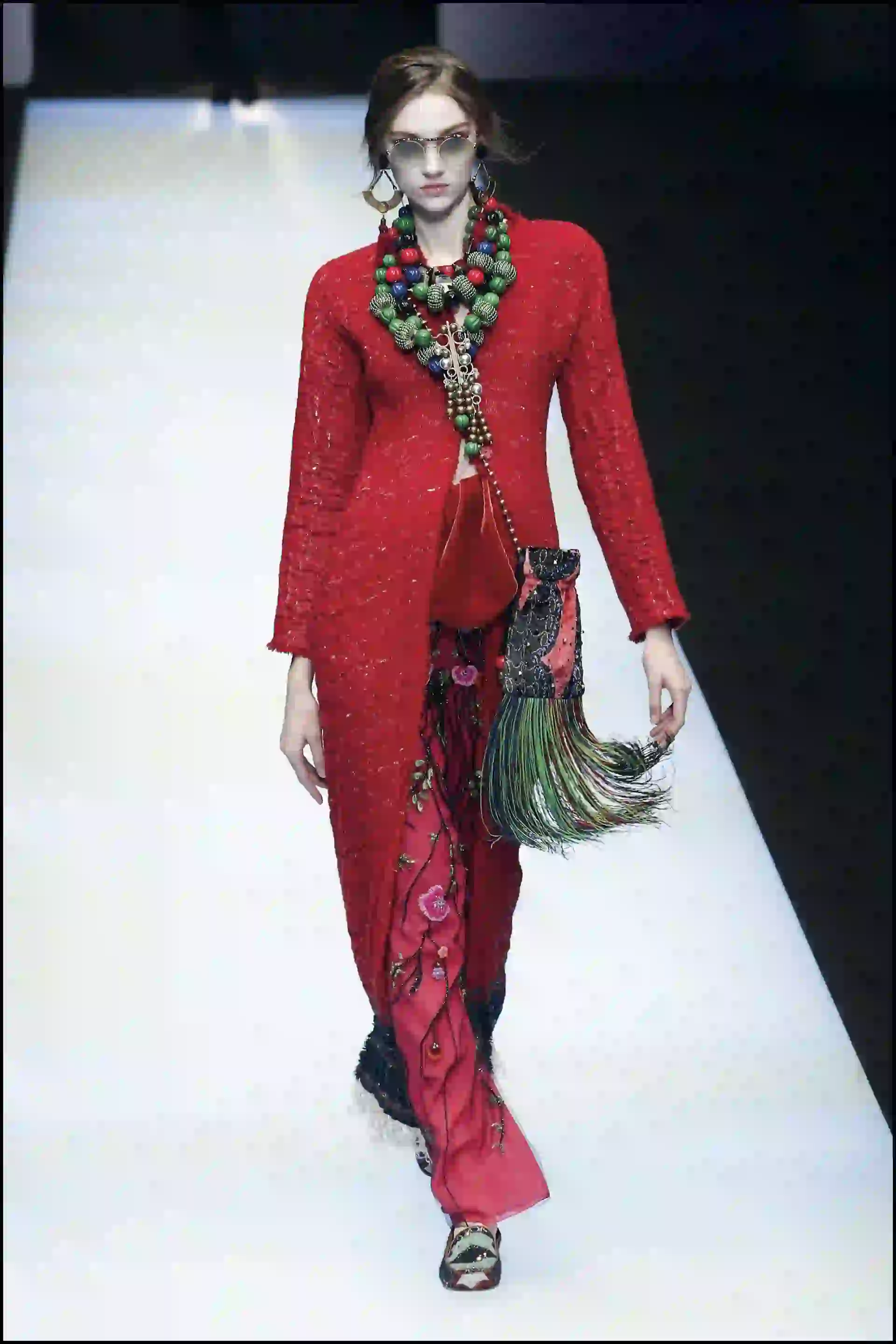 La propuesta incluyó trajes, ponchos, pantalones holgados de cintura alta, faldas con silueta de tulipán y estampados tornasolados.