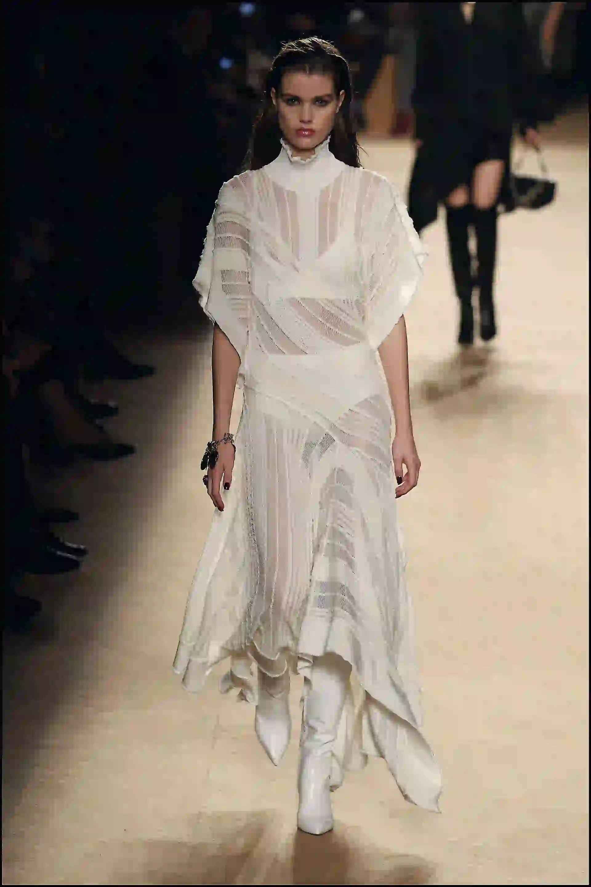 Se impusieron los cortes irregulares y las aberturas que se convertían en encaje y transparencias.