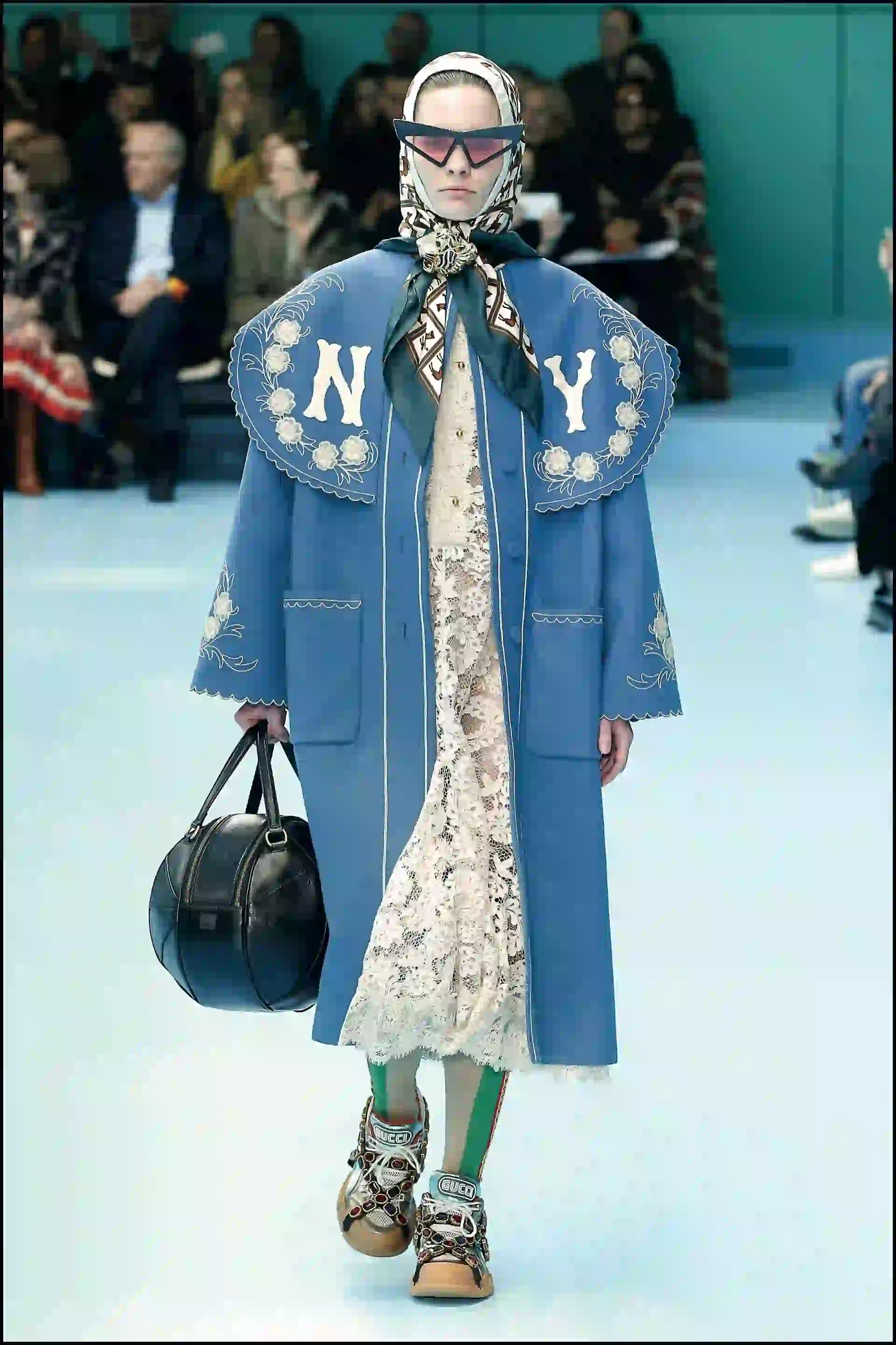 Hubo tocados de cristal, máscaras e incluso pañuelos en la cabeza a modo de hijabs y burkas.