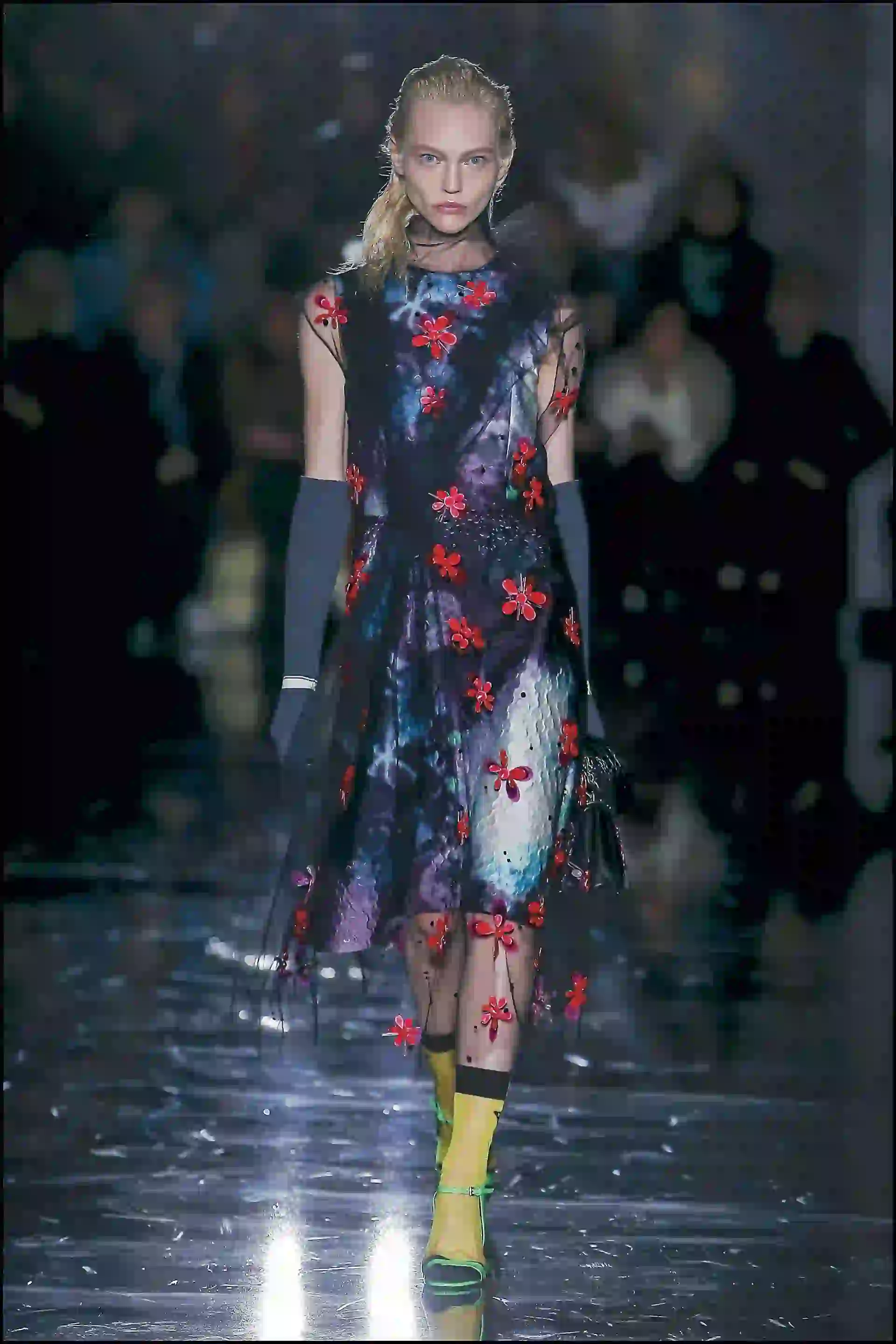 Aparecieron chaquetas oversize, telas impermeables, estampados psicodélicos, tules que sobresalían bajo grandes chalecos y zapatos con calcetines.