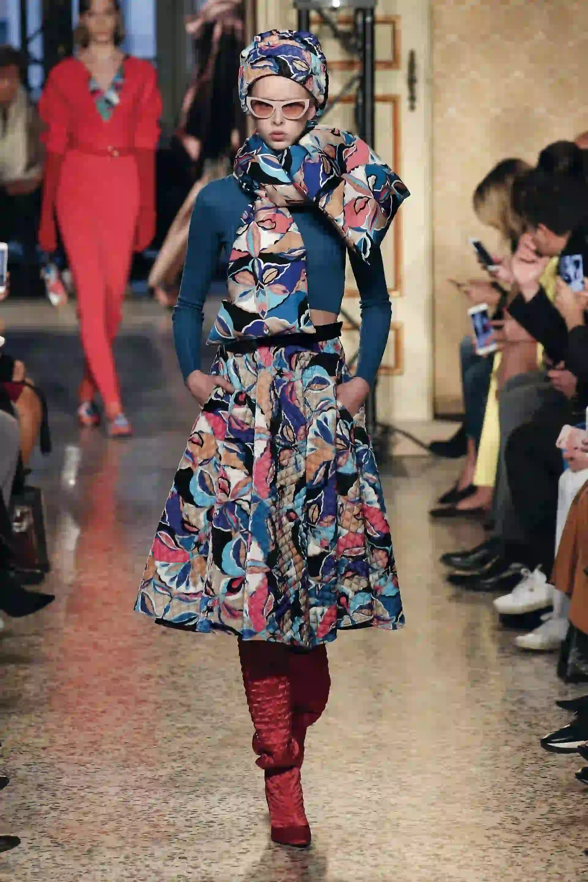 Hubo faldas midi con volumen que se llevaron con medias de color y chaquetas acolchadas.