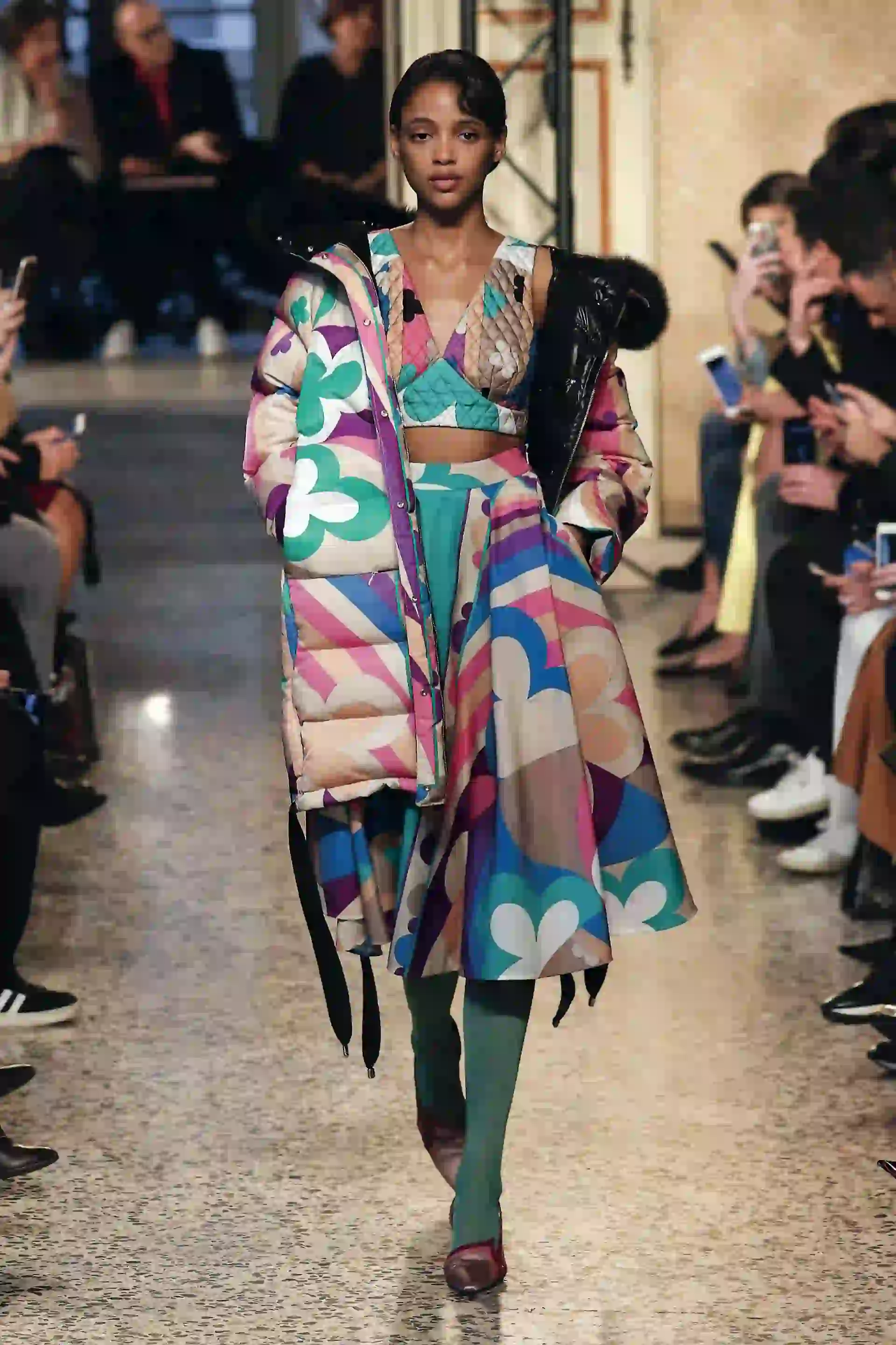 Se vieron coloridos estampados en monos, faldas, tapados y vestidos.