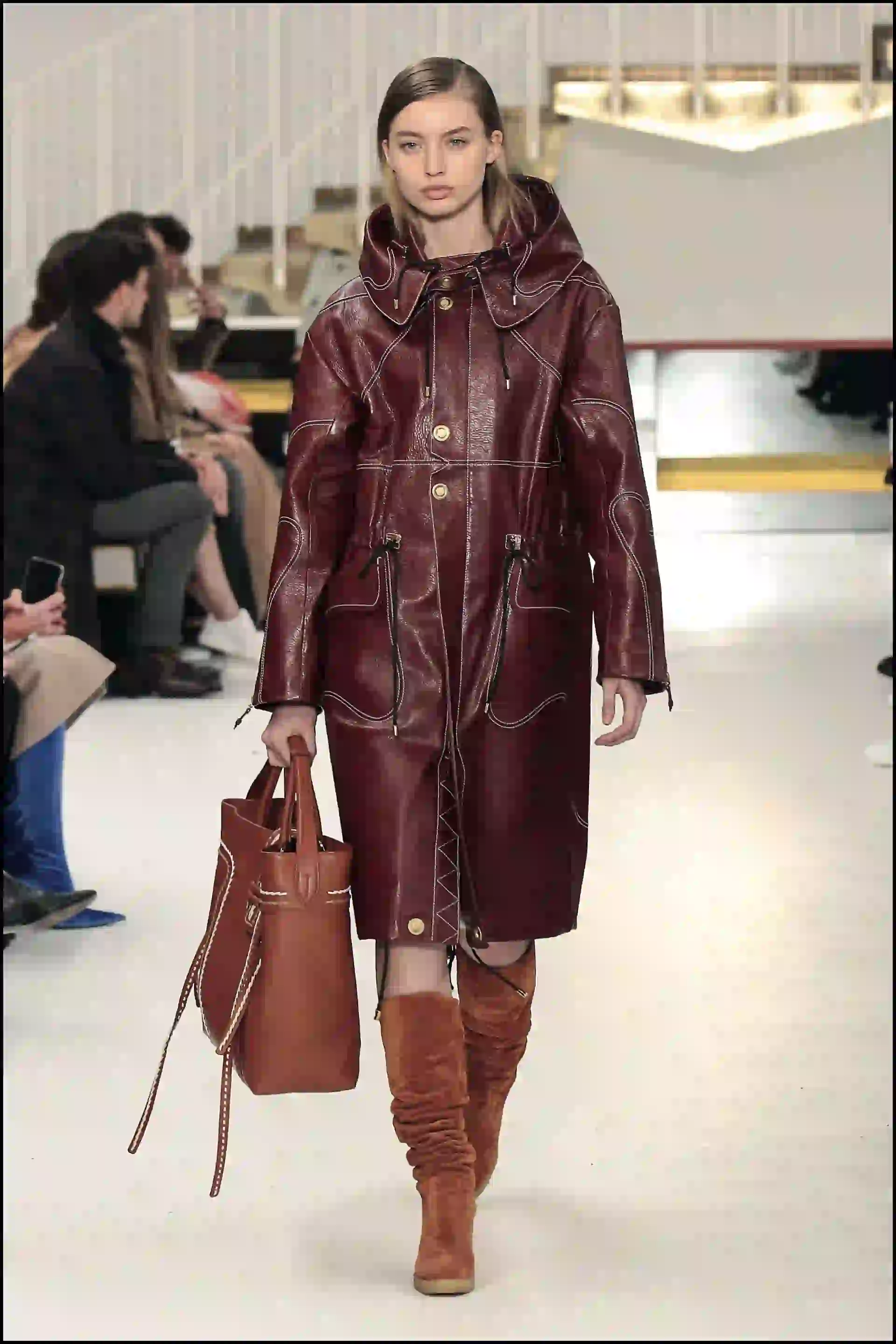 Los complementos: bolsos XXL, pequeñas carteras de mano y riñoneras de piel con varios compartimentos.