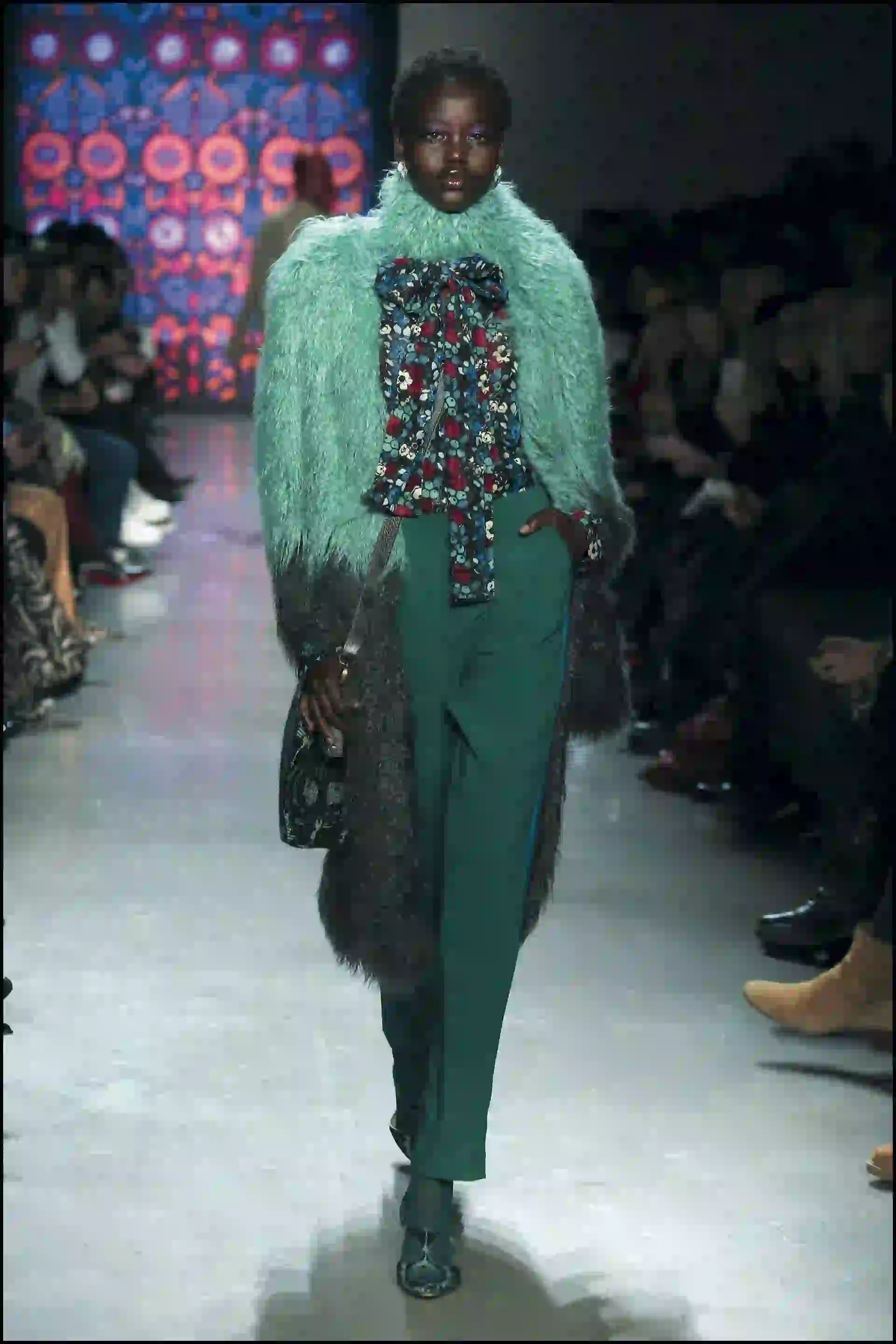 Se vieron medias de colores, prints florales y geométricos, prendas de piel falsa, camisas con lazos y mangas amplias.