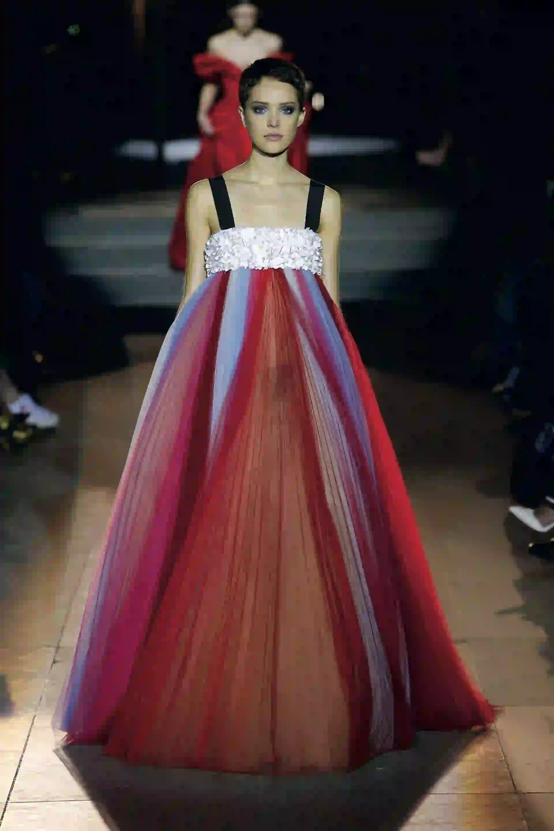 Además, faldas con camisas y diseños de noche con mucho volumen.