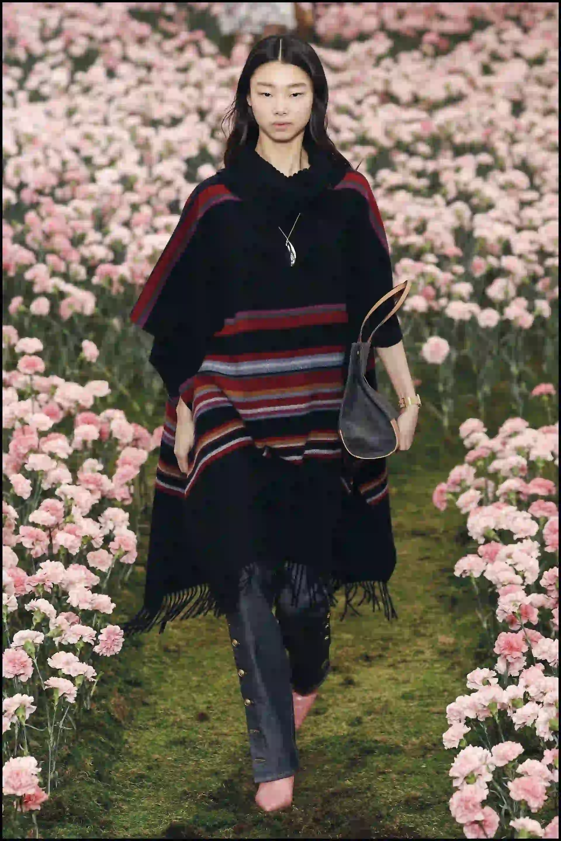 basada en faldas midi estampadas, camisas, largos abrigos, denim oscuros y ponchos.