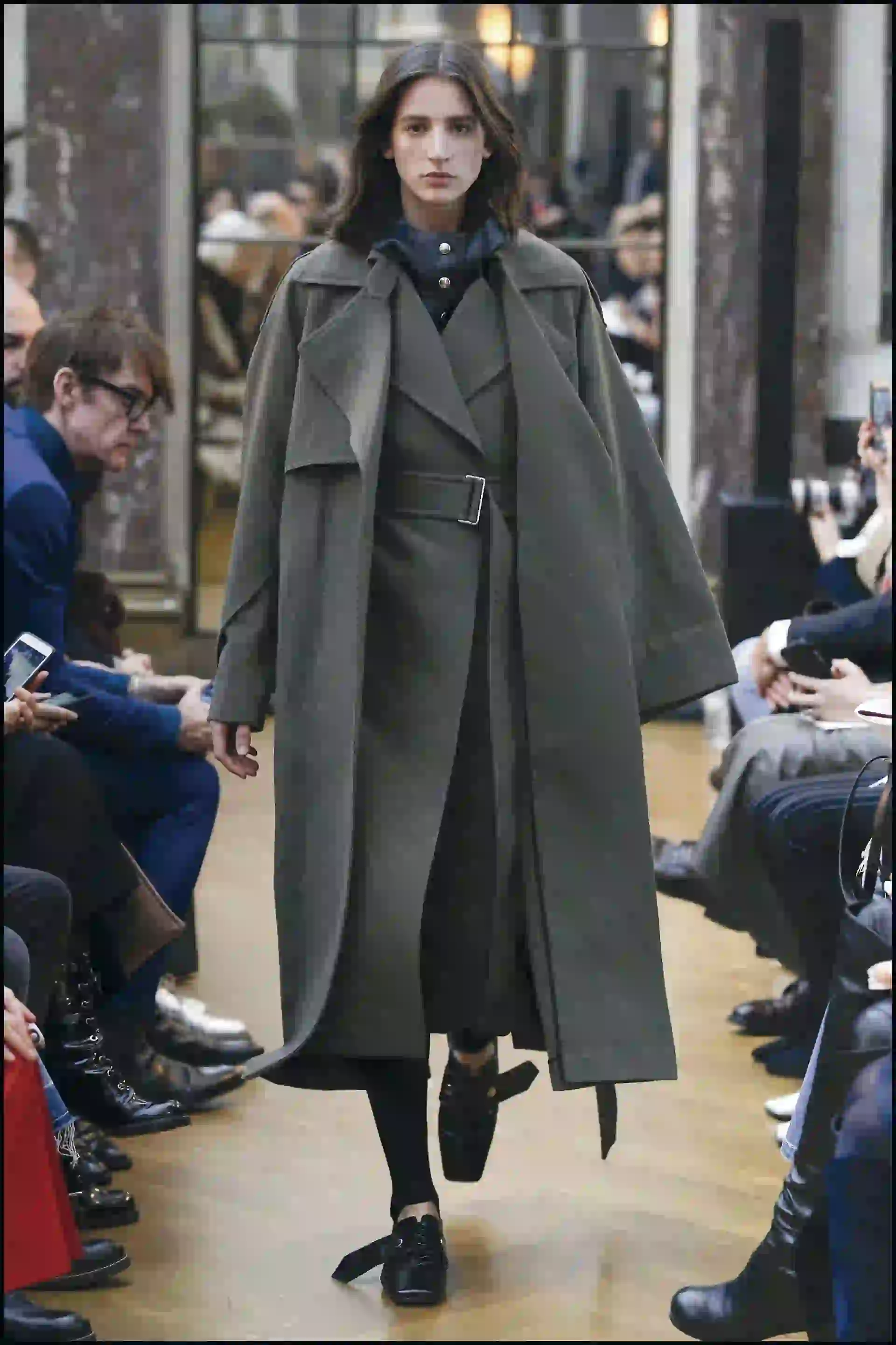 ¿Los colores? Oliva, gris, arena, tierra y negro. El equilibrio perfecto de un look elegante con detalles sport.