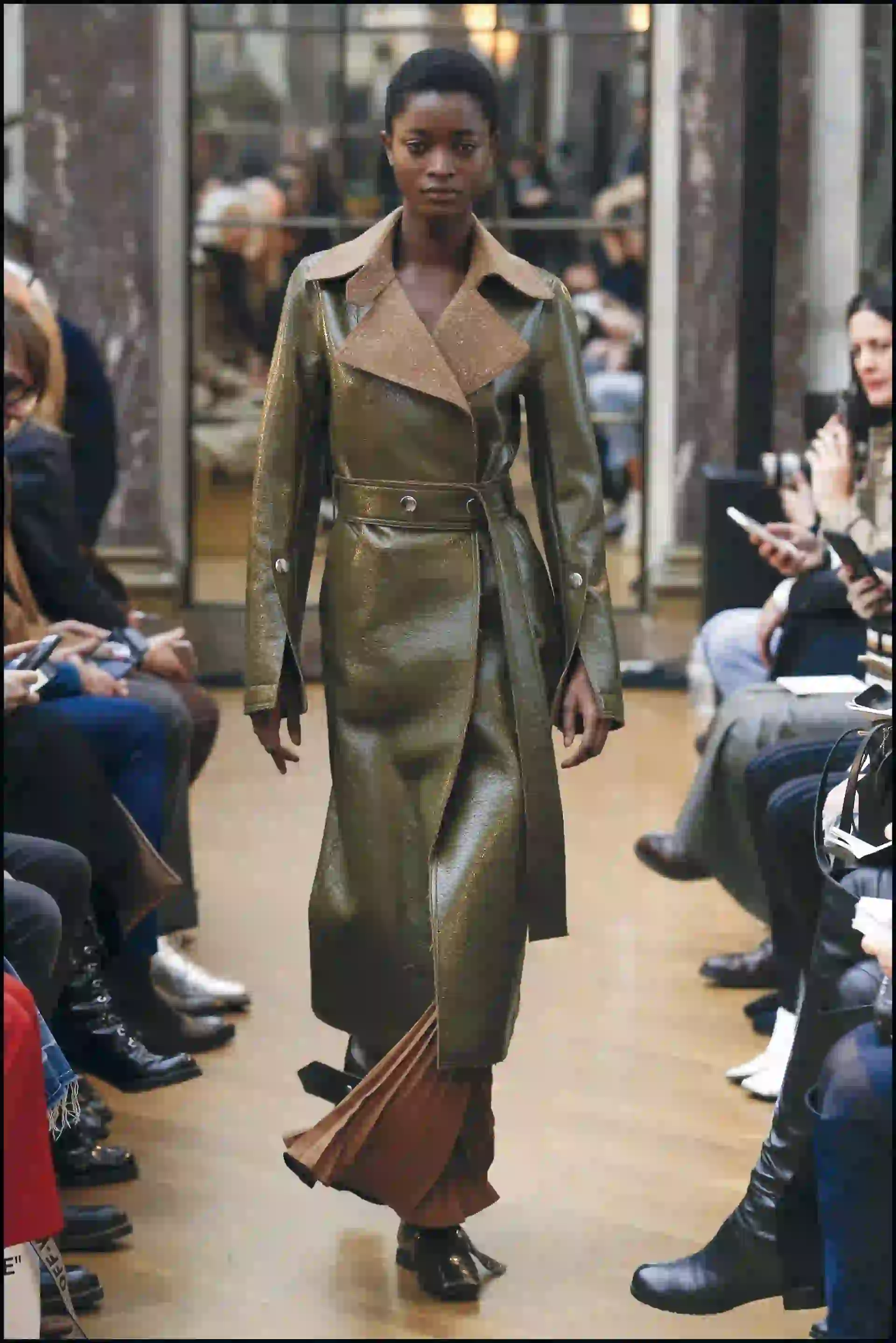 Triunfaron las leggings fusseau, faldas por el tobillo, buzos con capucha y largos abrigos.