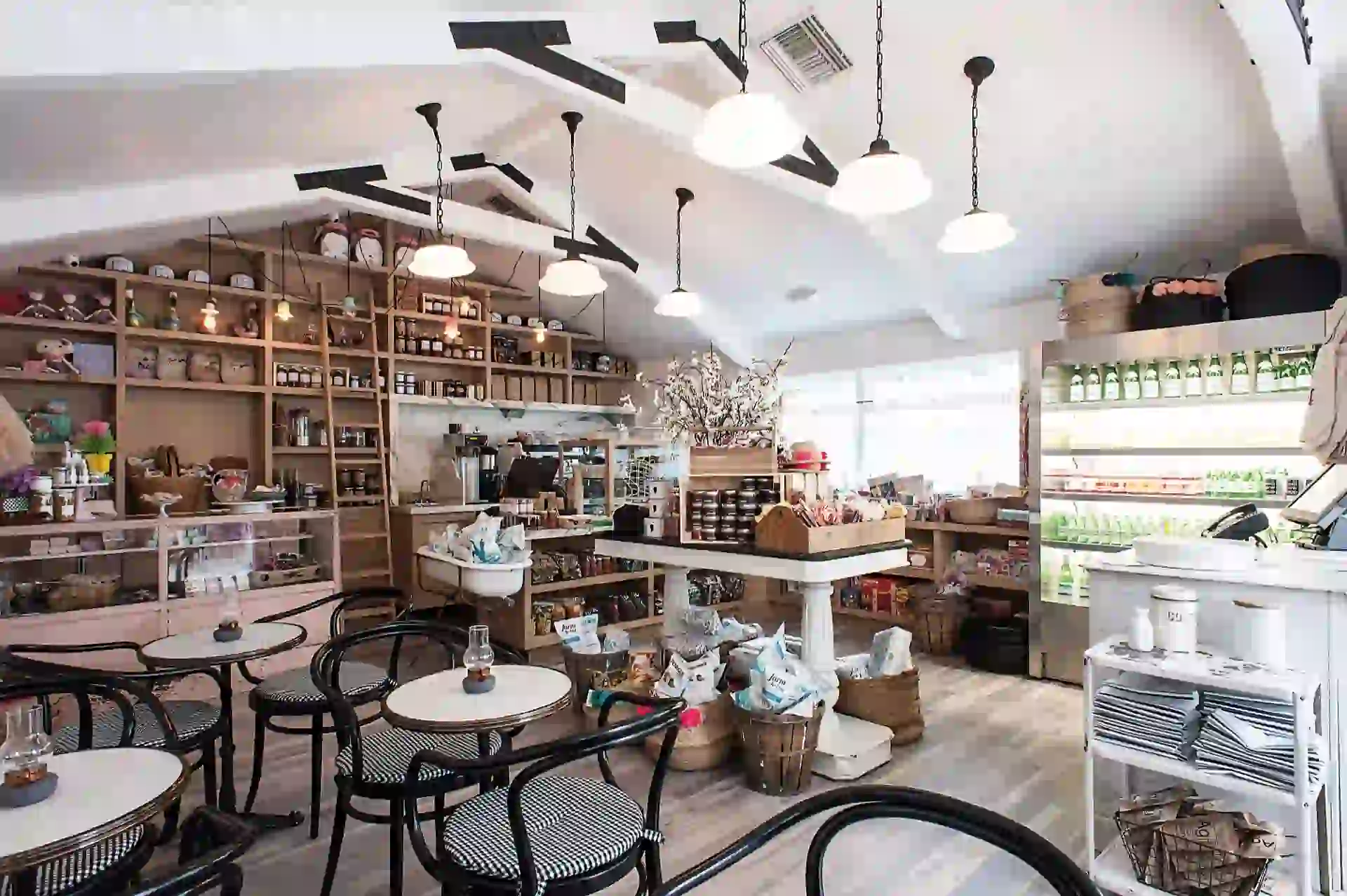 Se encuentra en 9010 Melrose Ave West Hollywwod. 