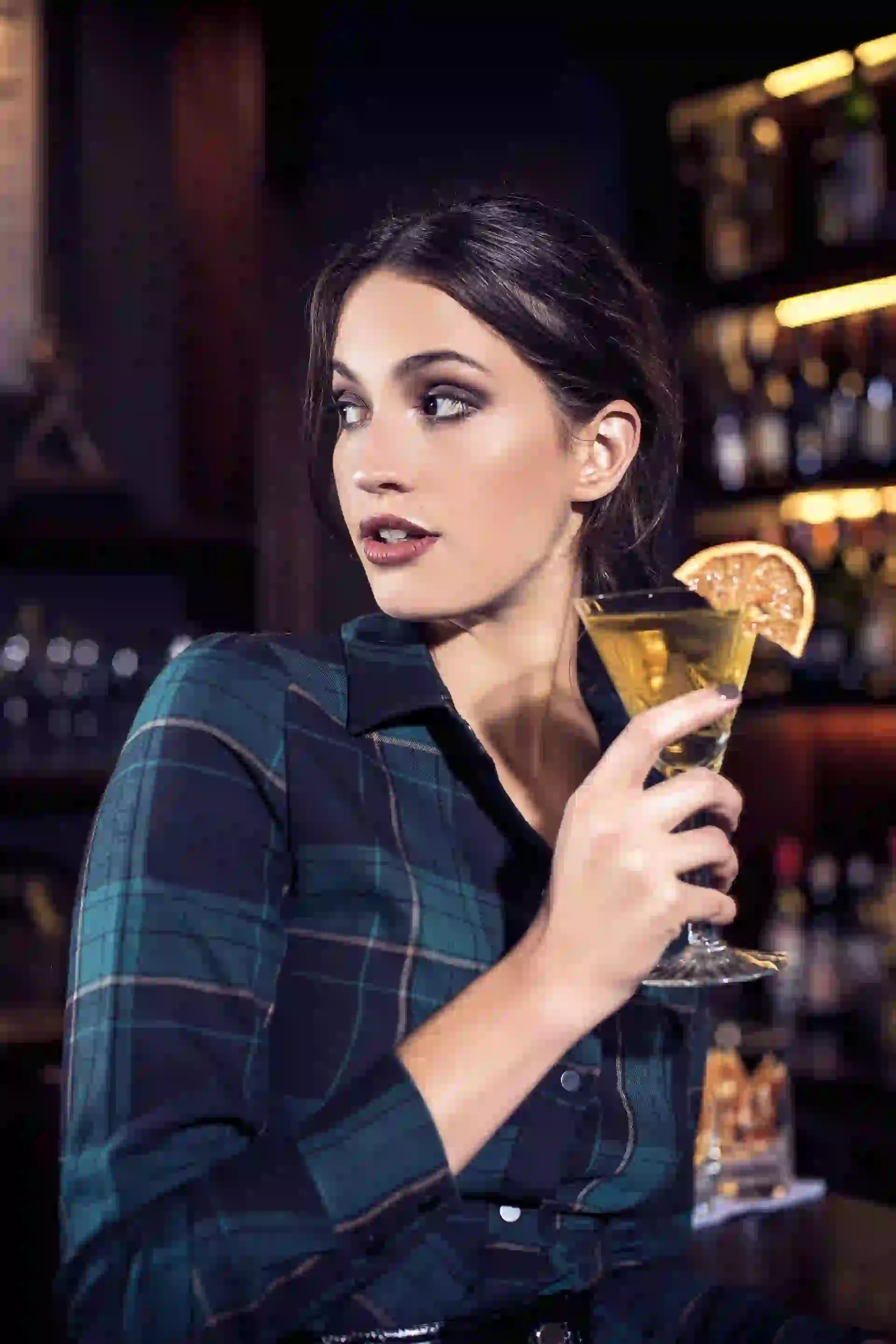 Camisa con botones ($ 775, Scombro), campera bomber ($ 6.680, Perramus) y pollera de gamuza ($ 8.200, Uma). (Foto: Maia Croizet/ Para Ti)  