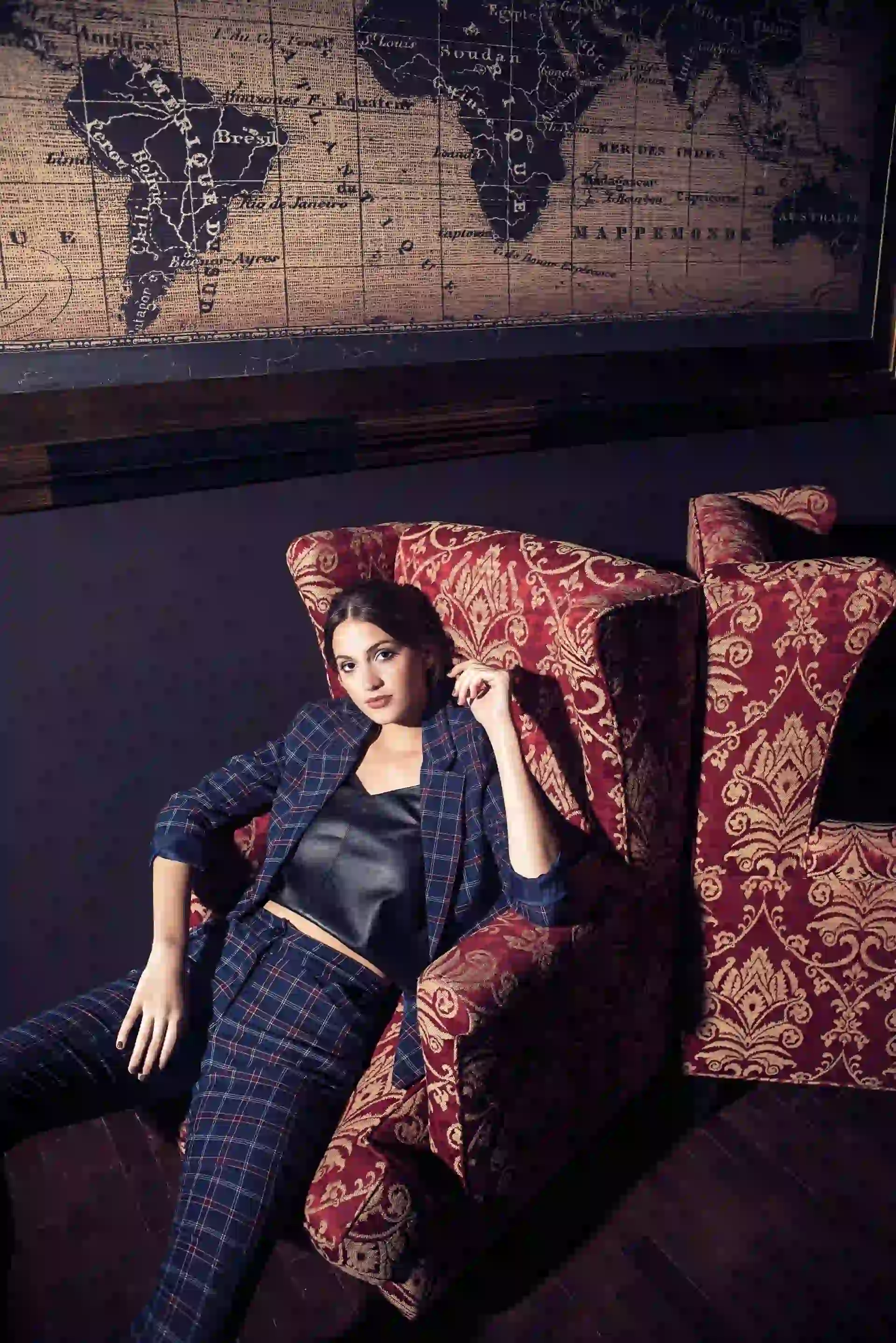 Blazer y pantalón cropped ($ 2.470 y $ 1.510, Florencia Rey Clothing) y top de cuero ecológico ($ 900, Estancias). (Foto: Maia Croizet/ Para Ti) 