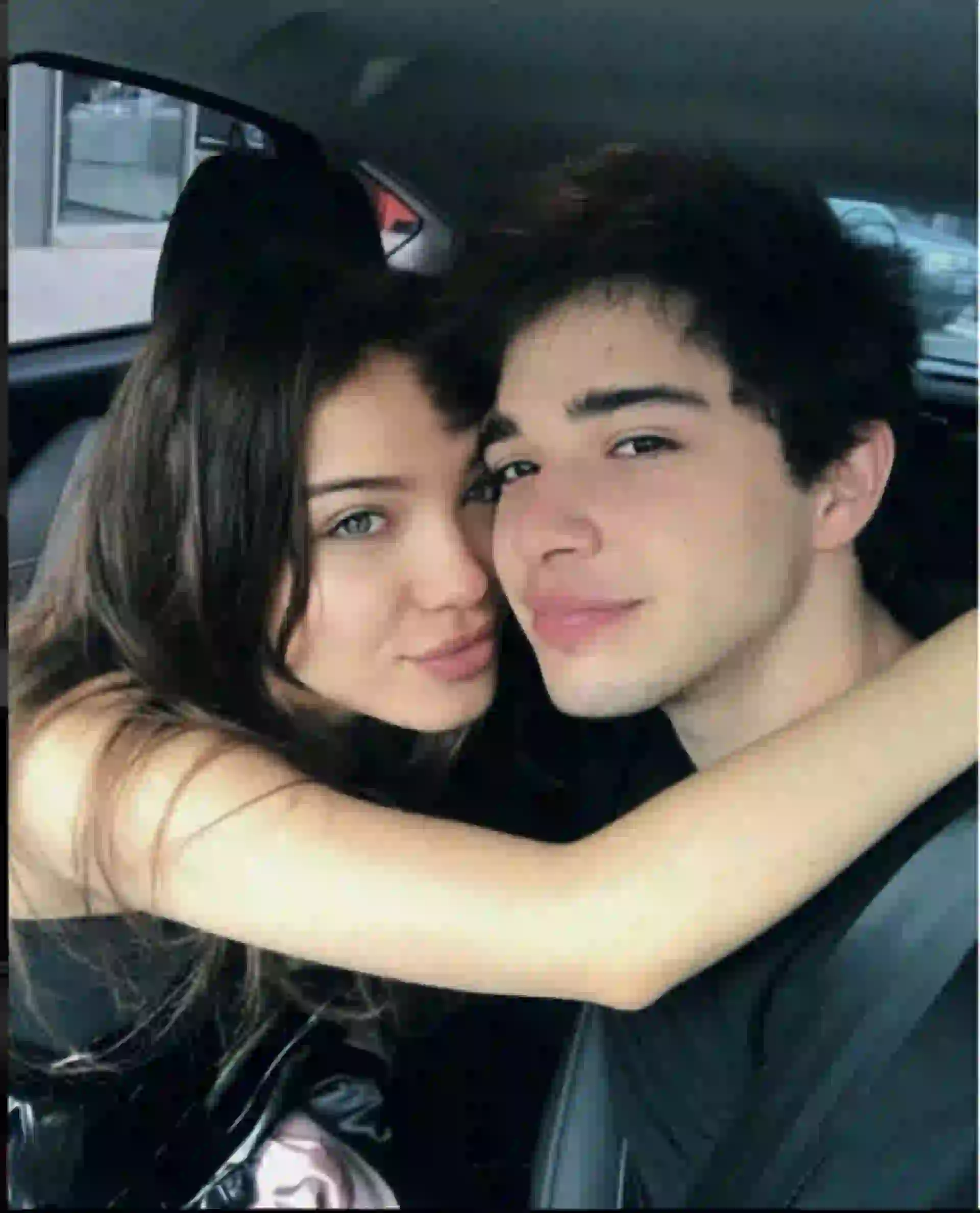 Con su actual novia, la actriz Malena Narvay.