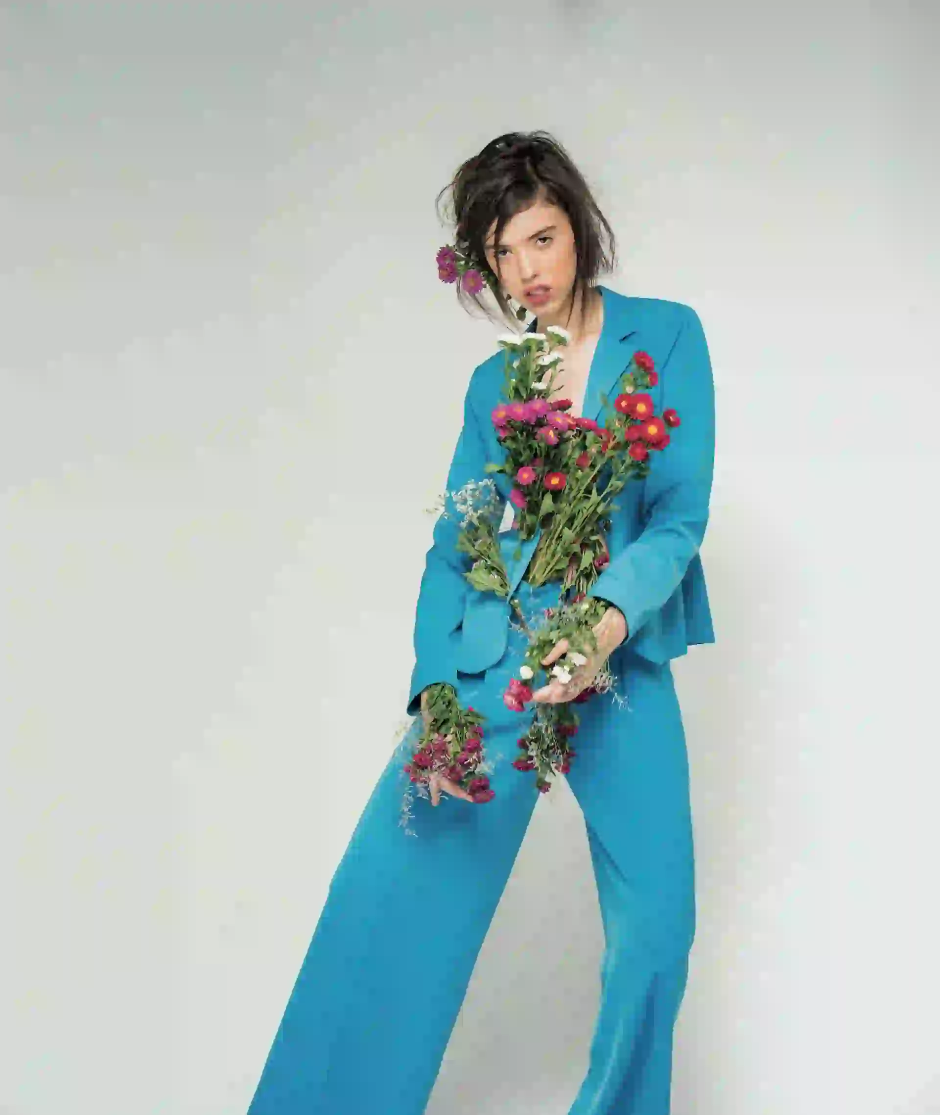 Blazer a la cintura con pantalón ancho de tiro alto ($ 4.590 y $ 2.490, Las Pepas). (Fotos: Juan Jauregui/ Para Ti) 