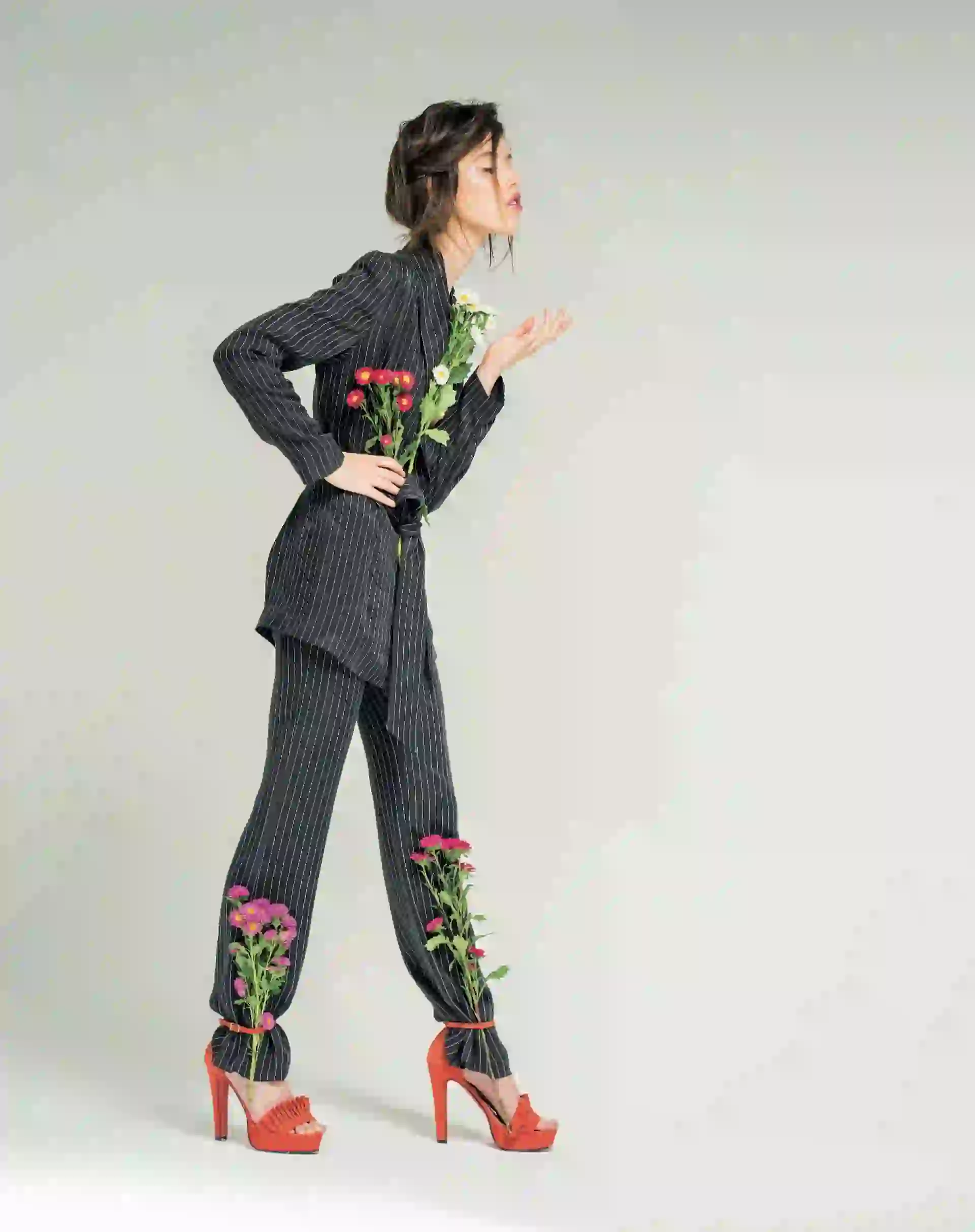 Blazer con lazo y pantalón ancho a rayas ($ 4.898 y $ 3.198, Ayres) y sandalias de gamuza ($ 1.959, The Bag Belt). (Fotos: Juan Jauregui/ Para Ti) 