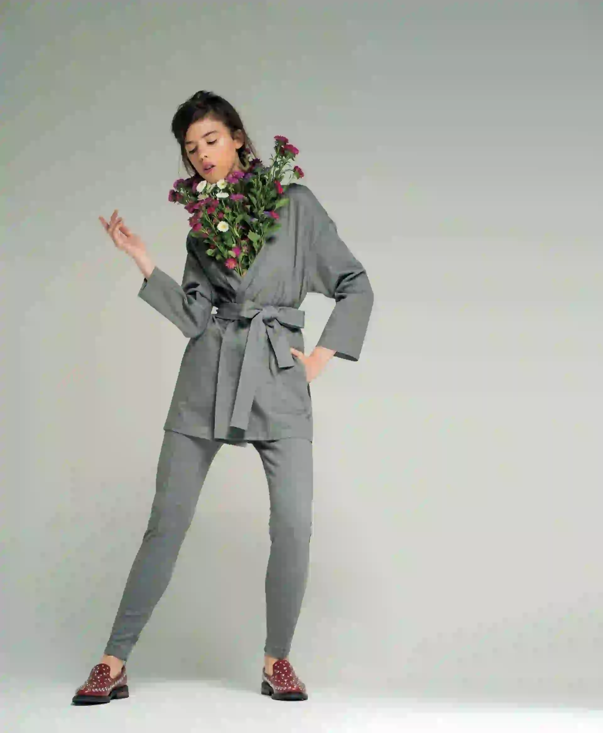 Blazer con lazo y pantalón chupín ($ 3.700 y $ 2.500, Clara Ibarguren) y mocasines de cuero con tachas (Saverio Di Ricci). (Fotos: Juan Jauregui/ Para Ti) 