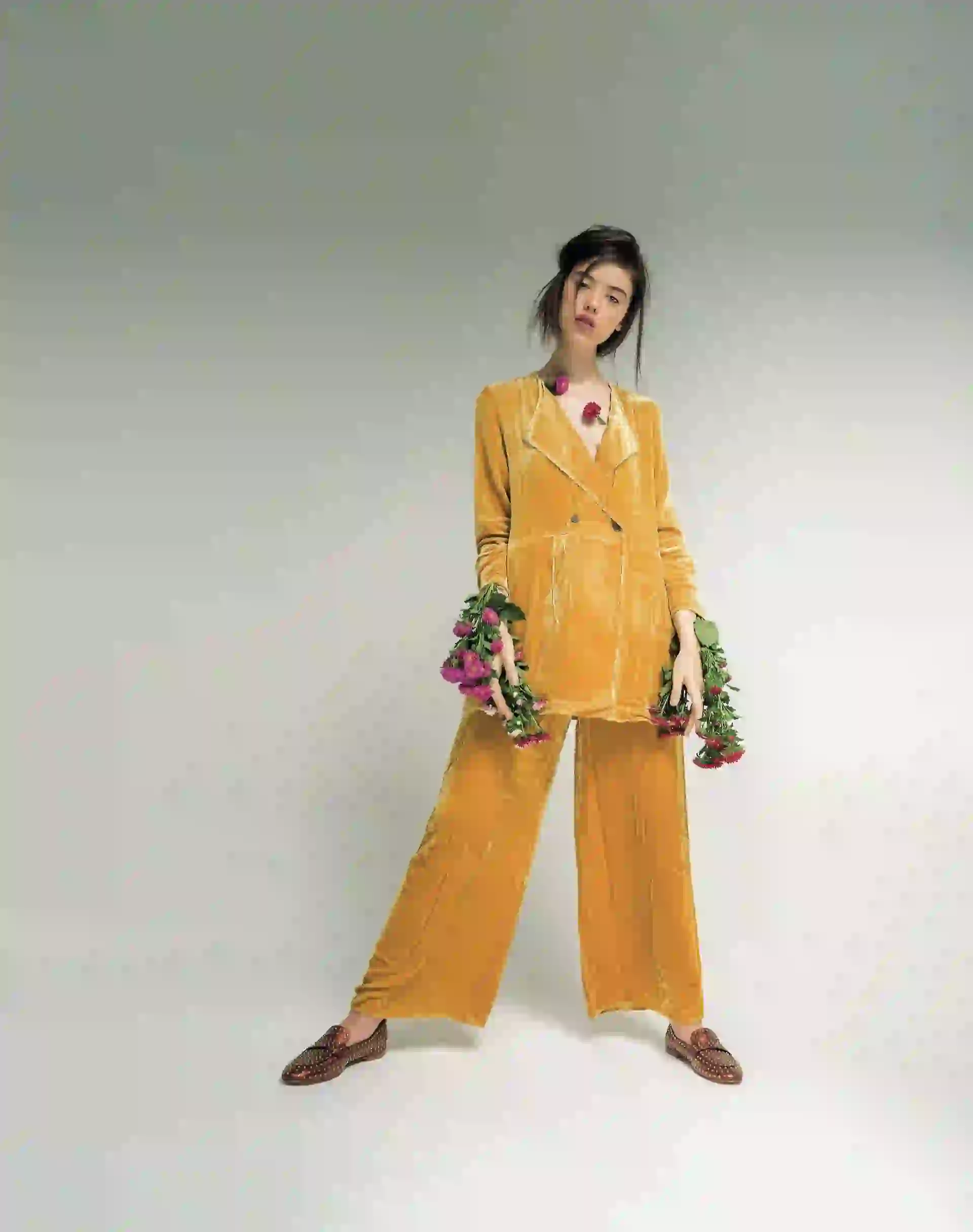 Saco y pantalón de terciopelo ($ 6.900 y 5.600, Rapsodia) y mocasines de cuero metalizado con tachas ($ 4.490, Sofi Martiré). (Fotos: Juan Jauregui/ Para Ti) 