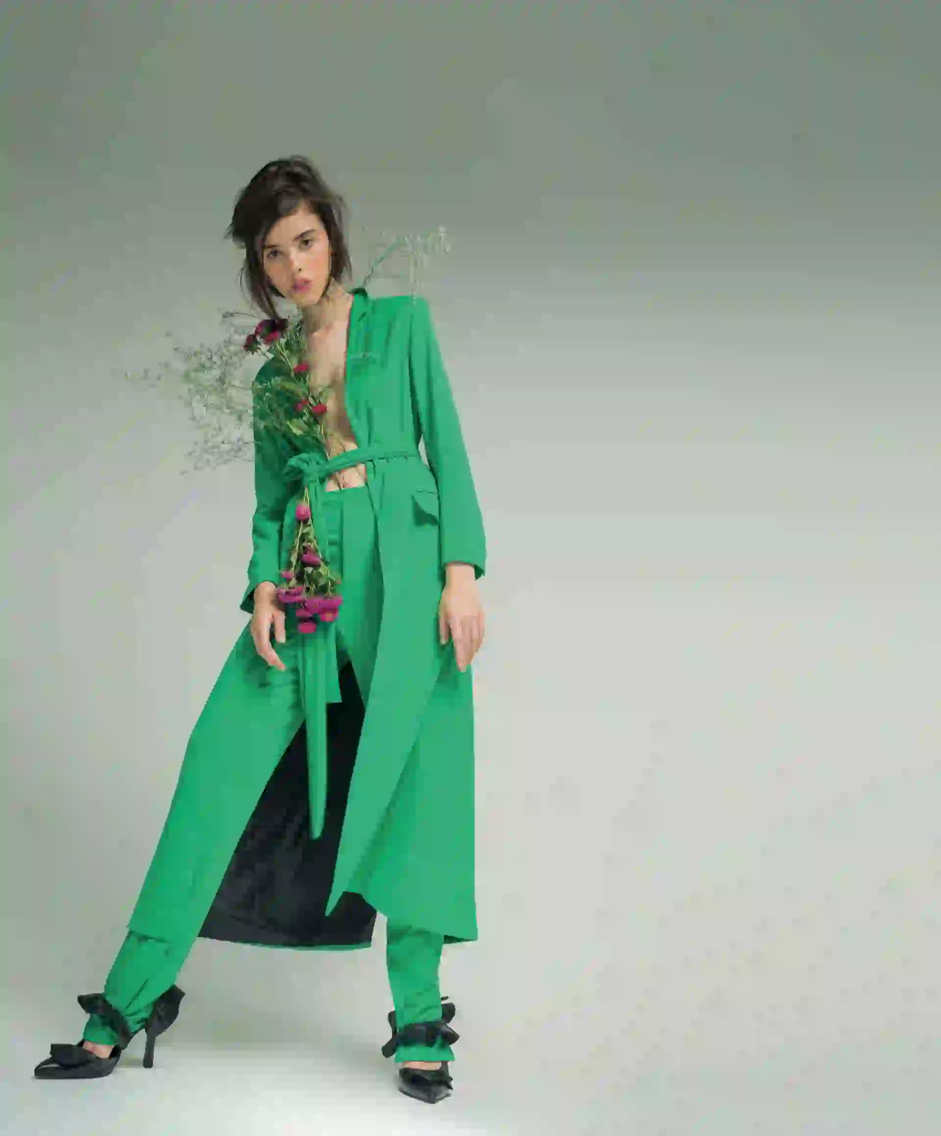 Tapado con lazo y pantalón ($ 8.990 y $ 3.790, Trosman) y zapatos de cuero con volados (Naíma). (Fotos: Juan Jauregui/ Para Ti) 