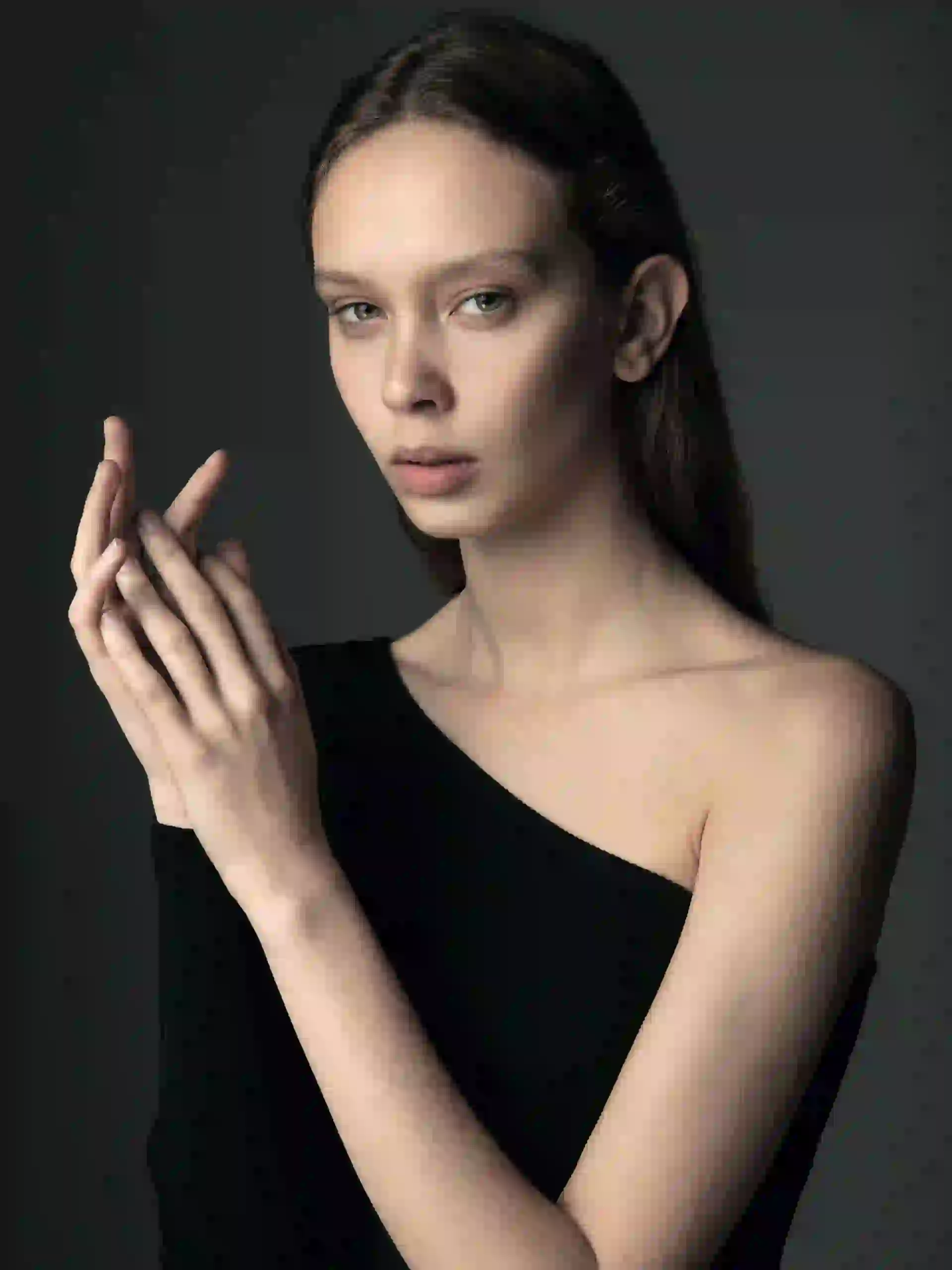 Se caracteriza por su personalidad espontánea y alegre.