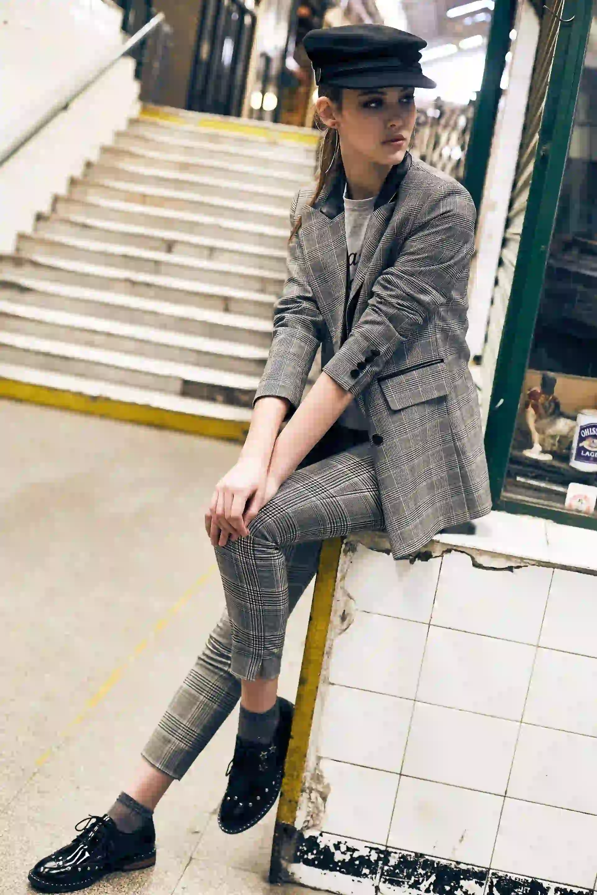 Blazer con cuello de cuerina ($ 5.750, Naíma), remera estampada ($ 790, Peuque), pantalón elastizado y medias de lúrex ($ 1.599 y $ 259, Yagmour), zapatos charolados con estrellas ($ 2.490, Viamo), aros ($ 270, Py Accesorios) y boina ($ 750, Sombreros Eugene). (Fotos: Chino Toccalino/ Para Ti)