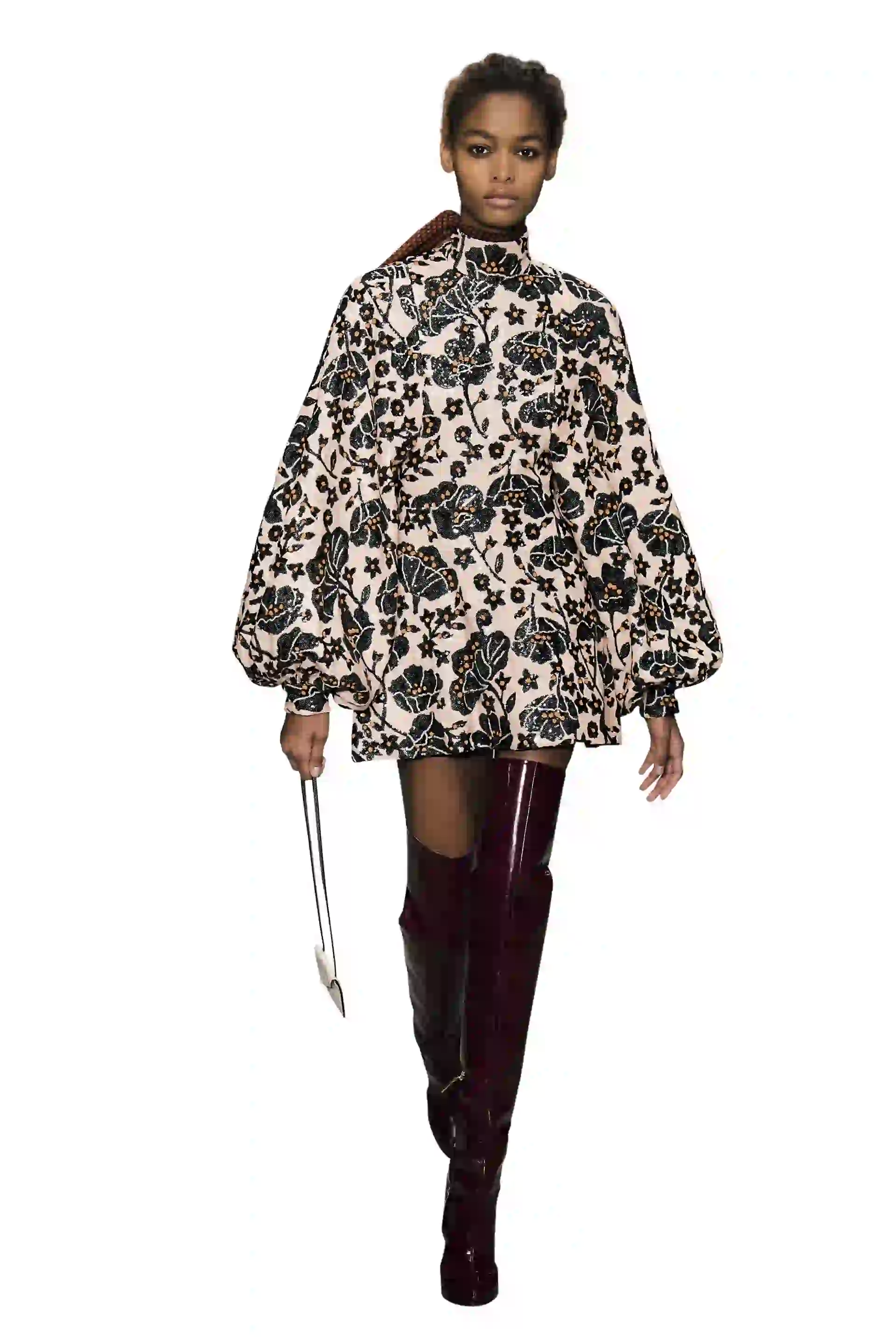 El designer Giambattista Valli apostó a botas de caña alta de PVC.