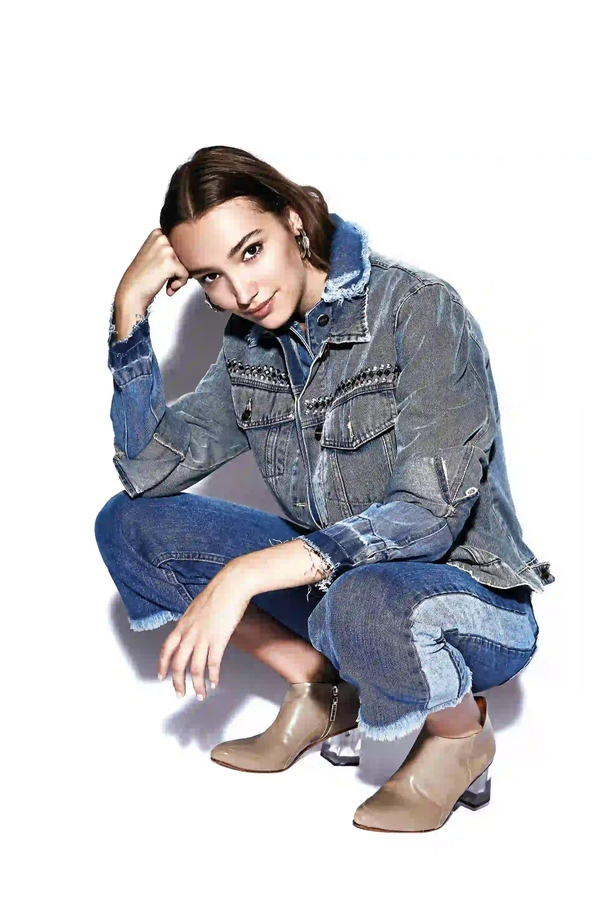 Campera con el cuello desflecado ($ 2.290, Koxis), campera con tachas ($ 3.999, Melocotón), aros de plata ($ 6.048, UNOde50), pantacourt ancho ($ 1.390, Koxis) y botas con taco de acrílico ($ 5.800, Uma). (Foto Chino Toccalino/Para Ti) 