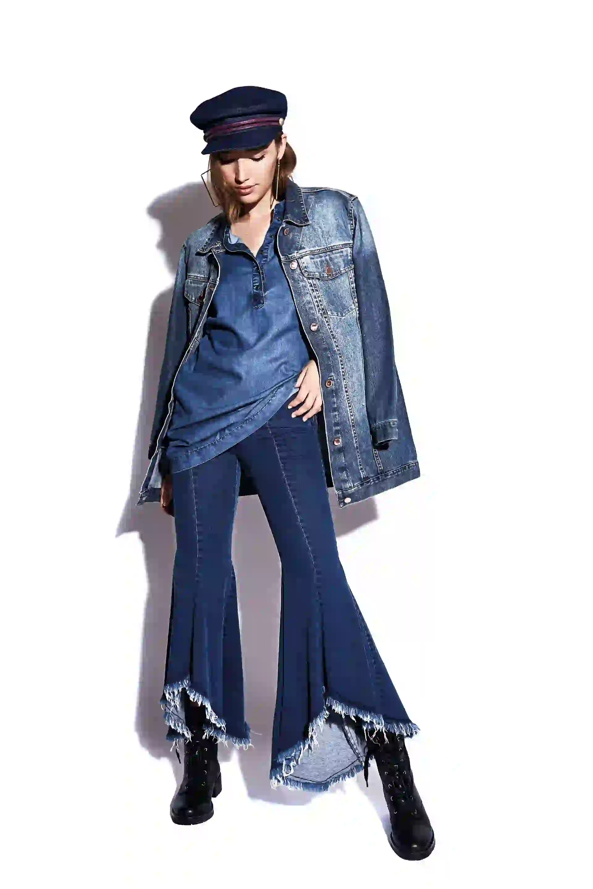 Campera oversize ($ 2.830, Tucci), vestido abotonado ($ 3.300, Vitamina), jean Oxford desflecado ($ 2.340, Markova), borceguíes ($ 3.200, Hush puppies), boina con detalles violeta ($ 700, Sombreros Eugene) y aros ($ 198, Py Accesorios). (Foto Chino Toccalino/Para Ti)