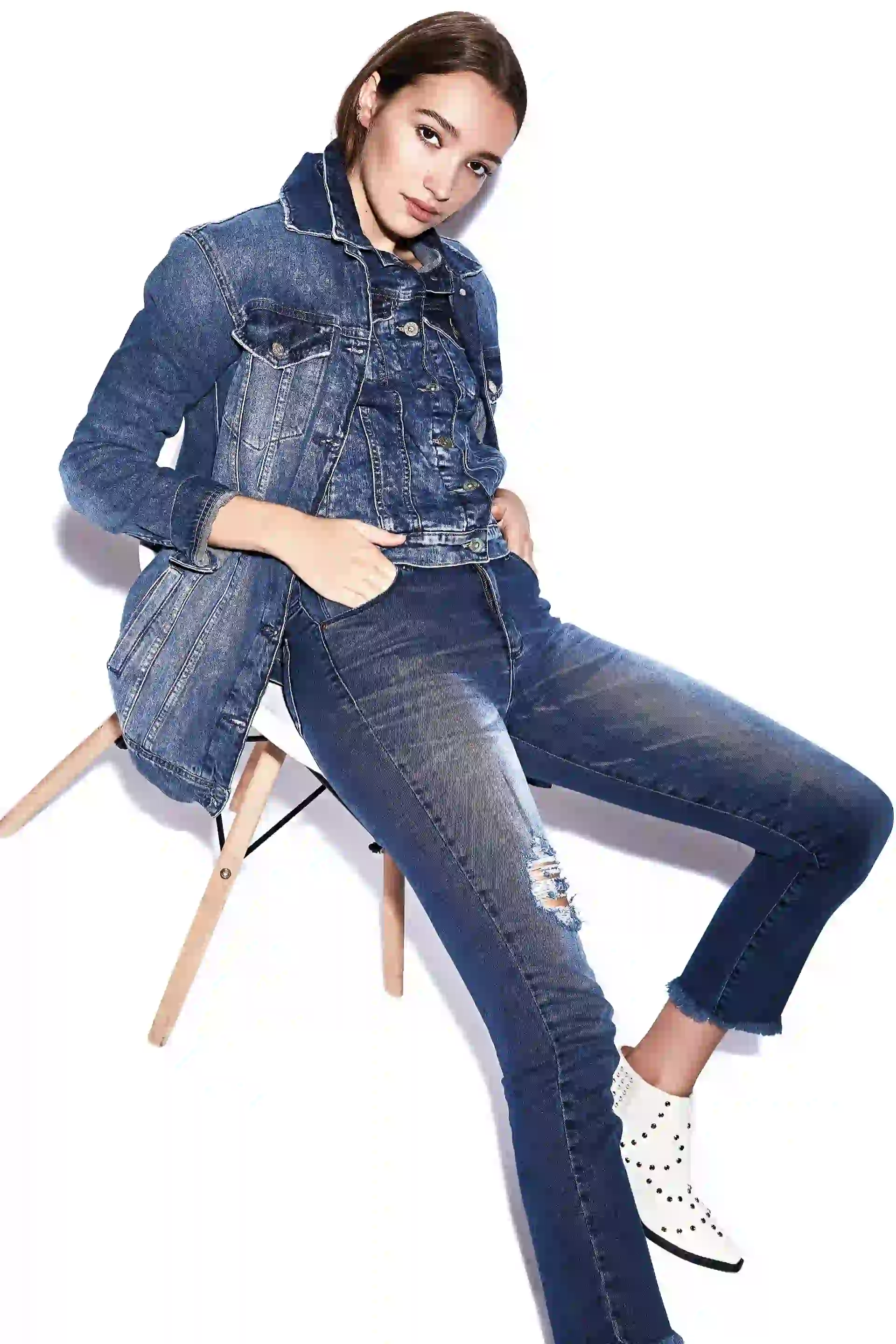 Campera oversize ($ 4.800, Kosiuko), campera desgastada ($ 2.575, John L. Cook), jean chupín desflecado ($ 1.599, Yagmour) y botas con tachas ($ 6.849, Paruolo). (Foto Chino Toccalino/Para Ti)