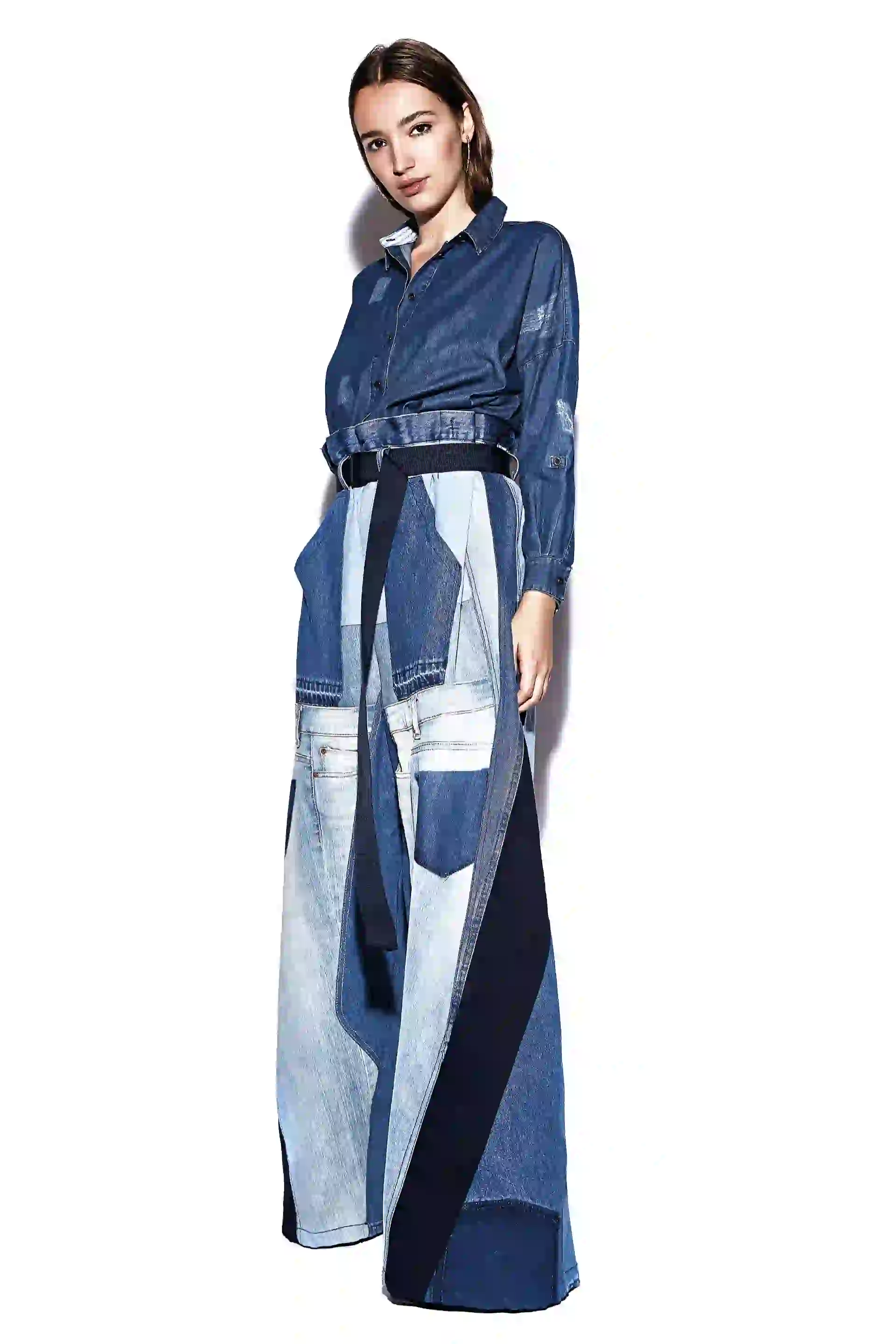 Camisa de estrellas ($ 2.690, Wanama) y pantalón oversize con recortes ($ 10.500, JT). Campera con bolsillos oscuros y jean chupín ($ 2.845 y $ 2.785, AY Not Dead). (Foto Chino Toccalino/Para Ti)