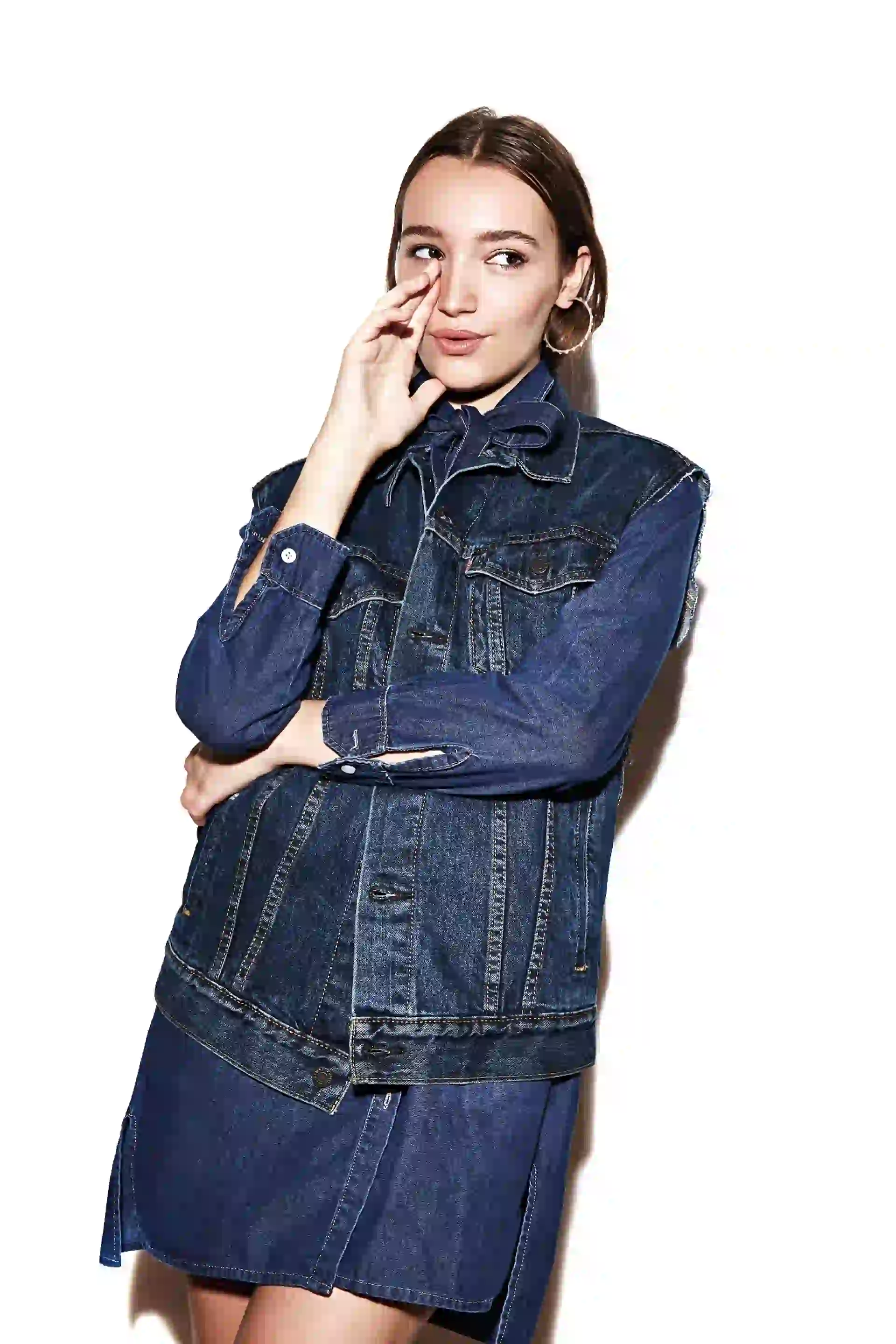 Vestido con lazo ($ 920, Asthenia), chaleco con tul bordado en la espalda ($ 2.490, Levi’s) y aros de plata ($ 4.242, UNOde50). (Foto Chino Toccalino/Para Ti)