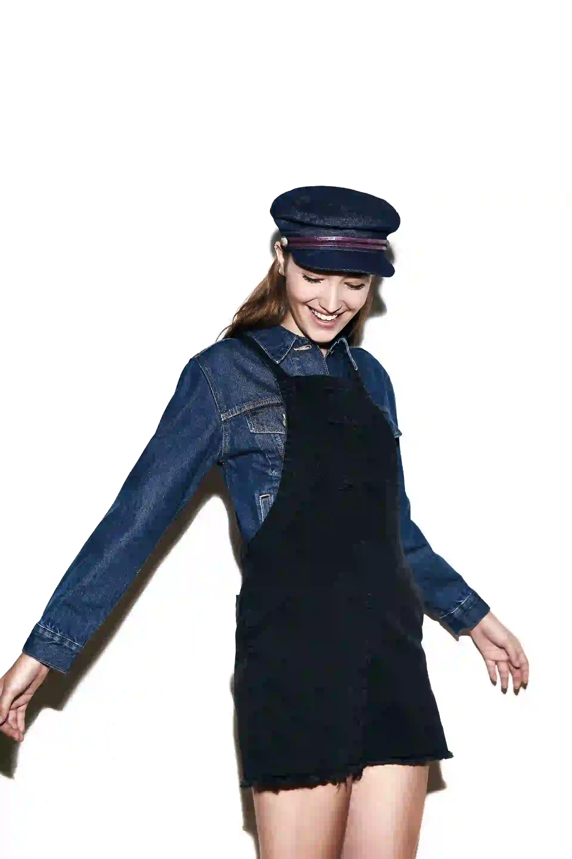 Campera slim ($ 2.690, Levi’s) y jardinero ($ 1.800, Uma).