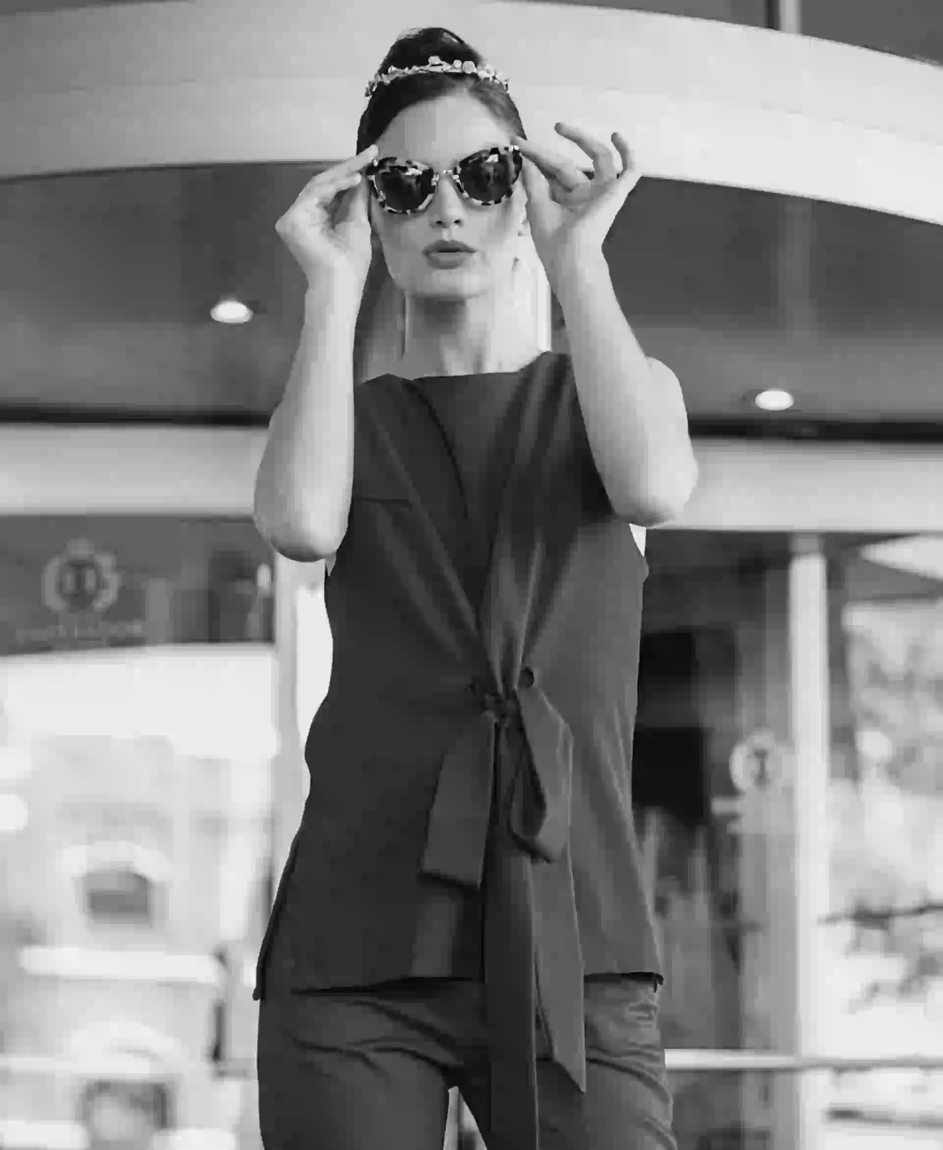 Chaleco con cinta en la cintura ($ 1.487, La Cofradía), anteojos con marco estampado y vincha (UNO de 50). Suéter de lúrex ($ 1.299, Yagmour), pantalón escocés y pañuelo ($ 1.990 y $ 990, Las Pepas) y ballerinas bicolor ($ 2.250, Marcela Pose).