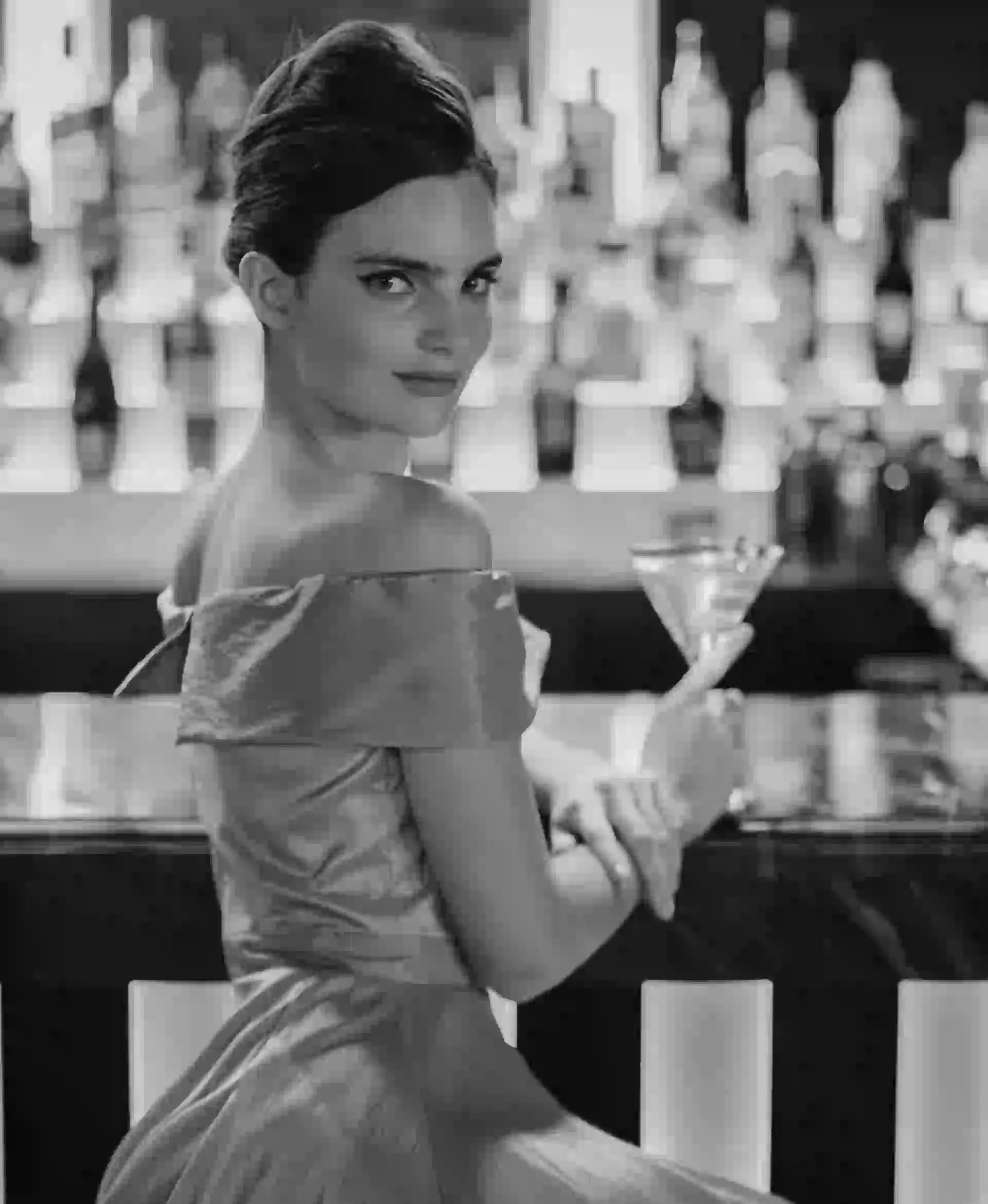 Vestido off the shoulders ($ 12.000, Mónica Socolovsky para Sathya).  (Foto: Juan Jauregui/ Para Ti) 