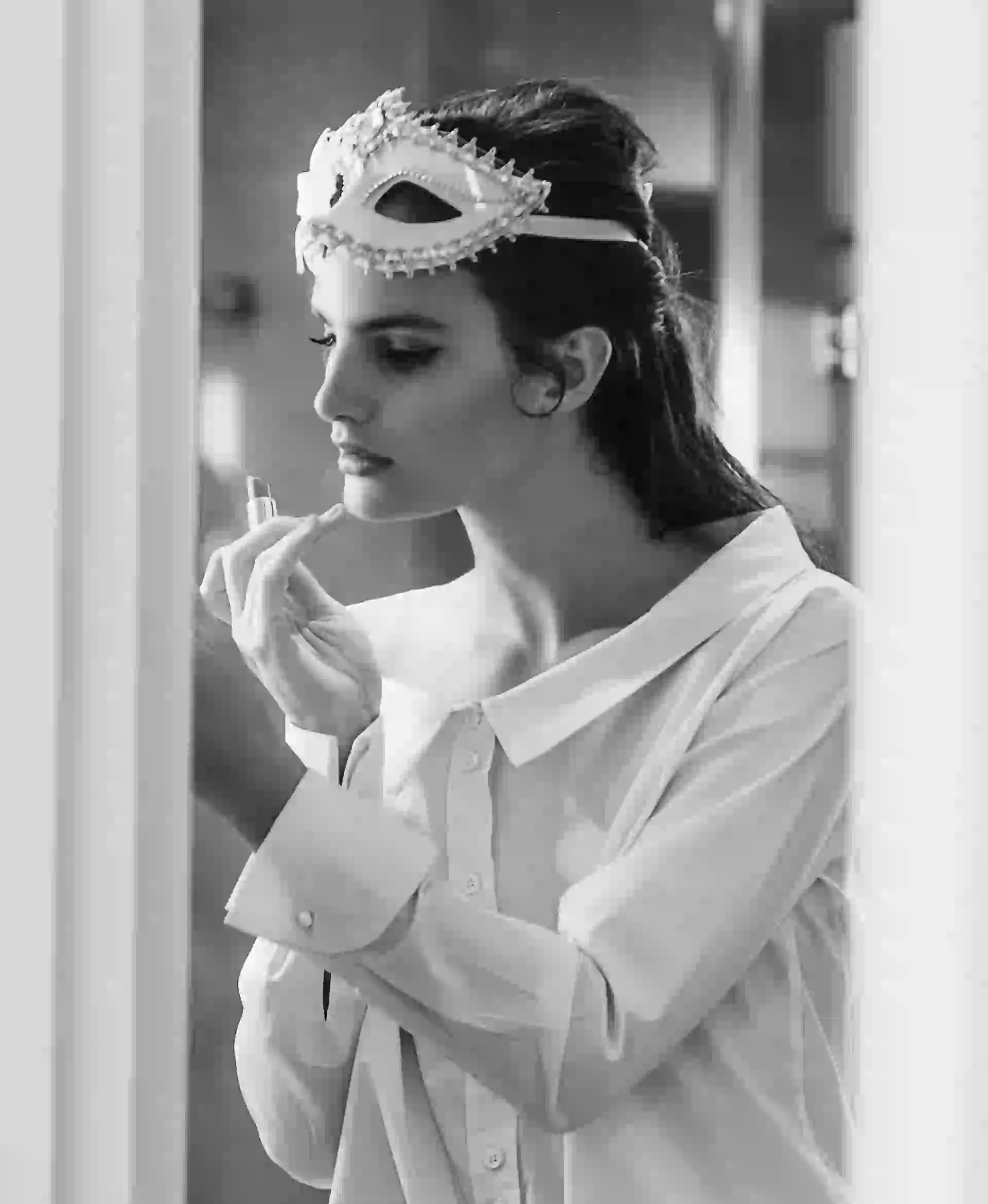 Maxicamisa ($ 3.000, Mónica Socolosky para Sathya) y antifaz ($ 80, Disfraces Colores).  (Foto: Juan Jauregui/ Para Ti) 