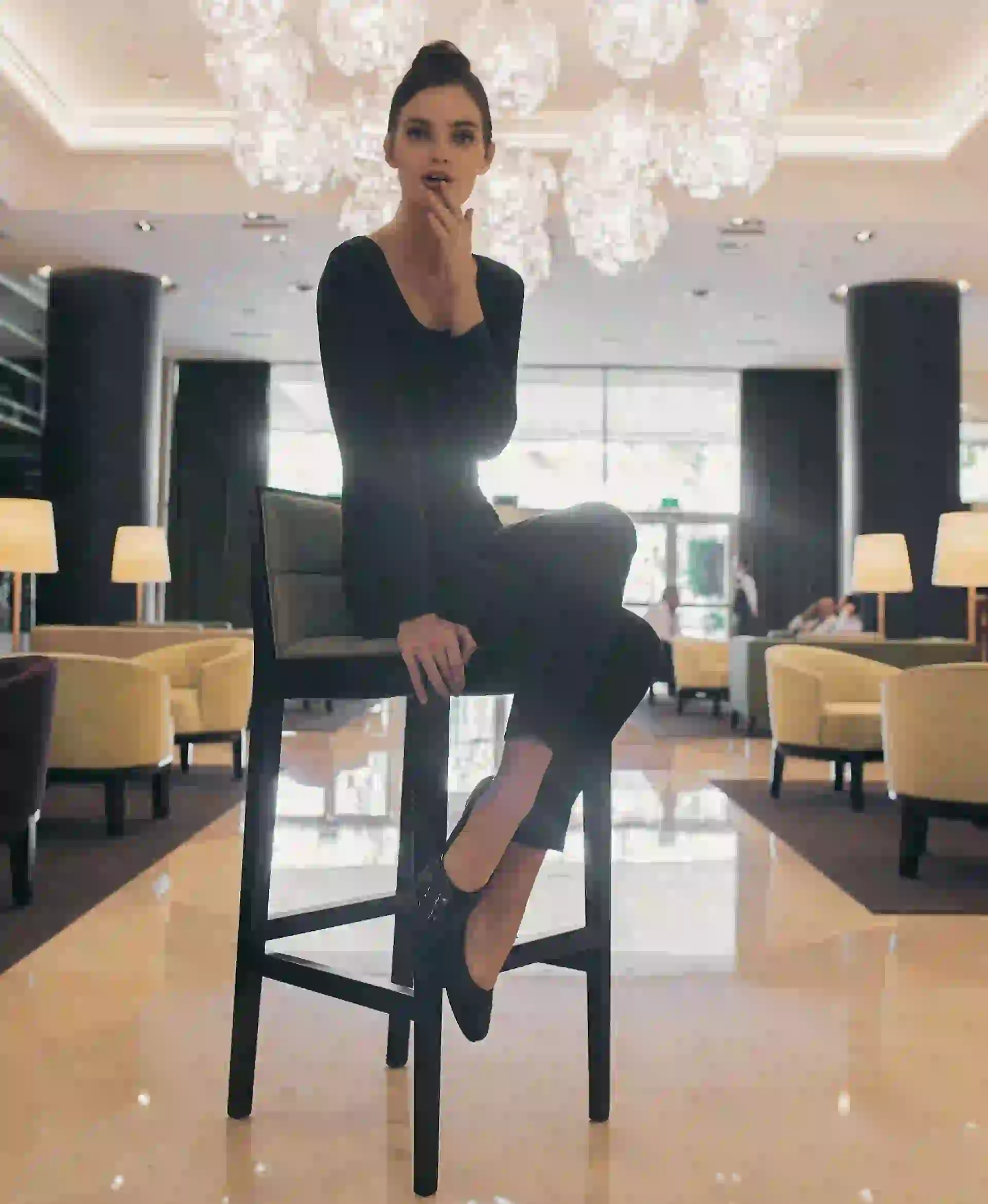 Remera manga larga ($ 935, La Cofradía), pantalón de tiro alto ($ 2.159, Melocotón) y ballerinas.  (Foto: Juan Jauregui/ Para Ti) 