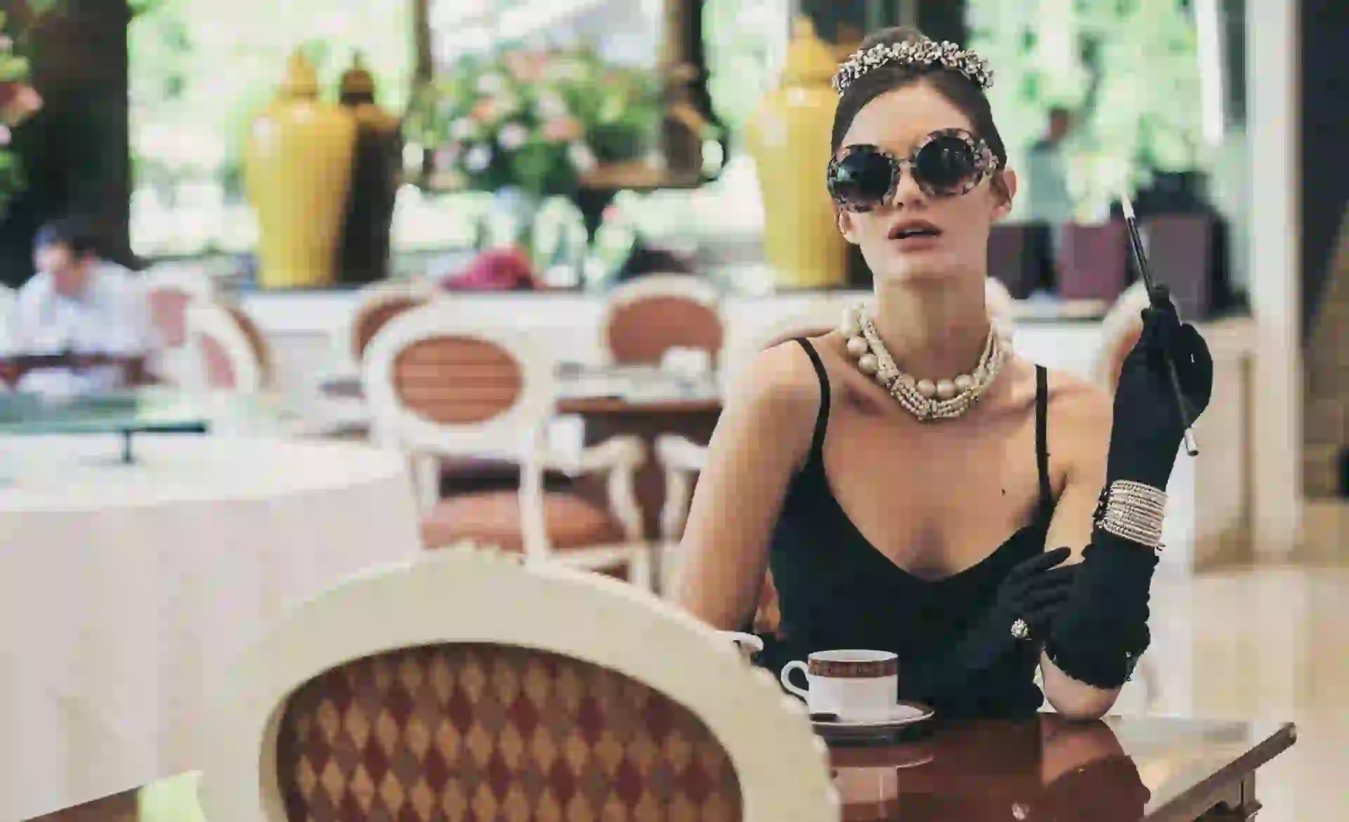 Vestido con breteles ($ 699, Inversa), anteojos y collares (L’Abito), vincha ($ 690, Las Pepas), guantes y boquilla (Disfraces Colores) y brazalete y anillo (UNO de 50).