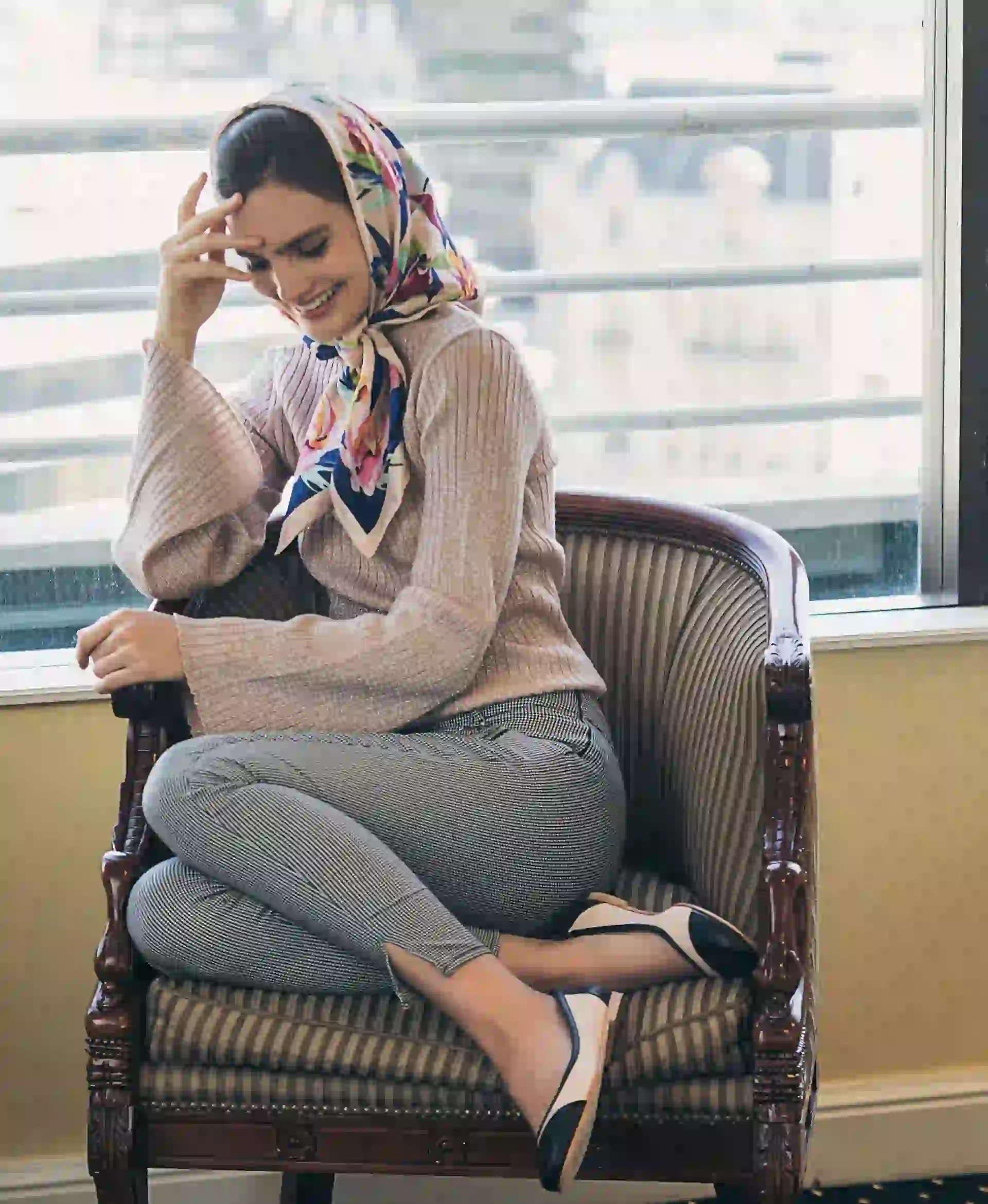 Vestido con breteles ($ 699, Inversa), collares (L’Abito), vincha ($ 690, Las Pepas), brazalete y anillo (UNO de 50) y zapatos ($ 3.749, Paruolo).  (Foto: Juan Jauregui/ Para Ti) 