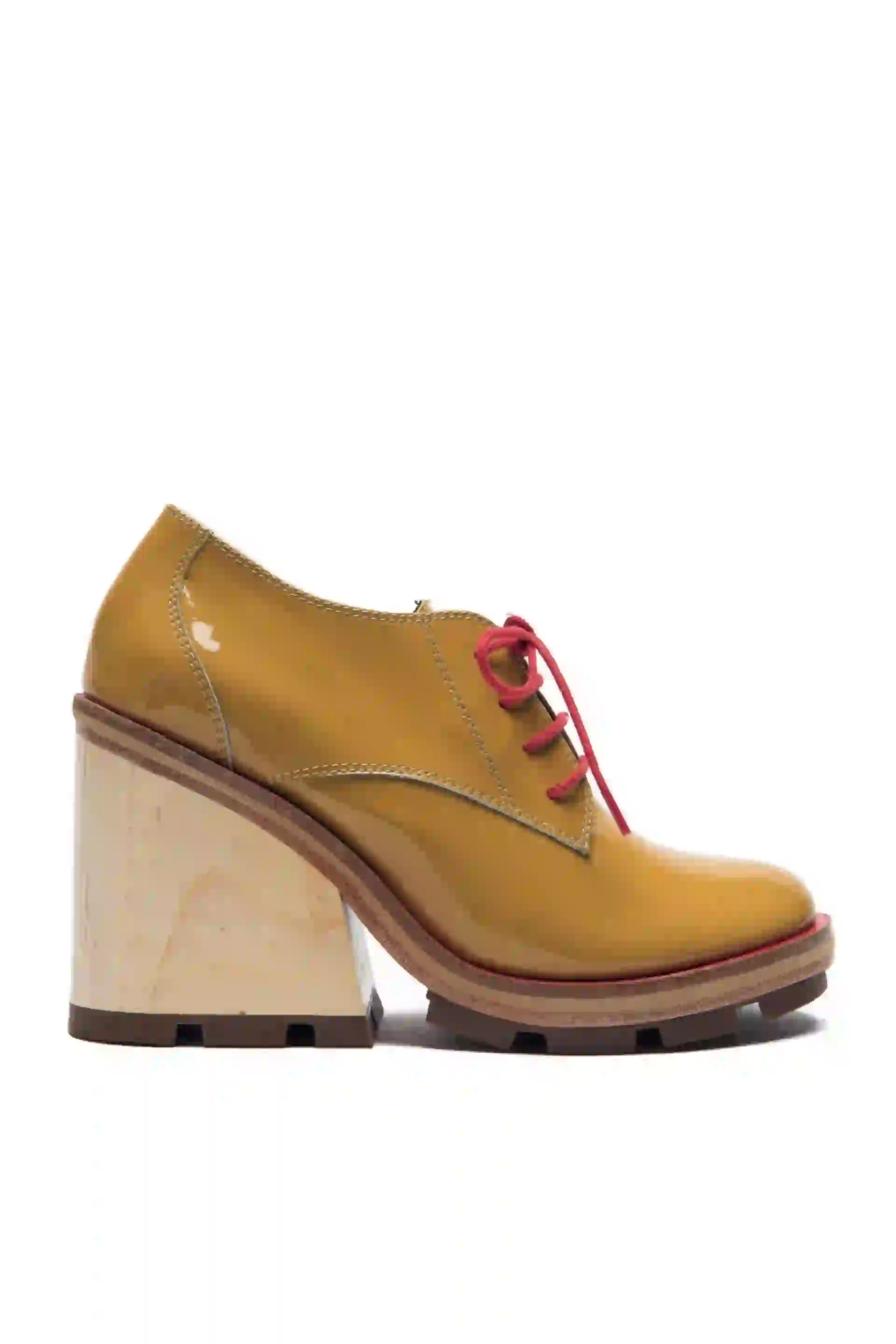 Acordonados de charol con base de madera ($ 6.420, Mishka).